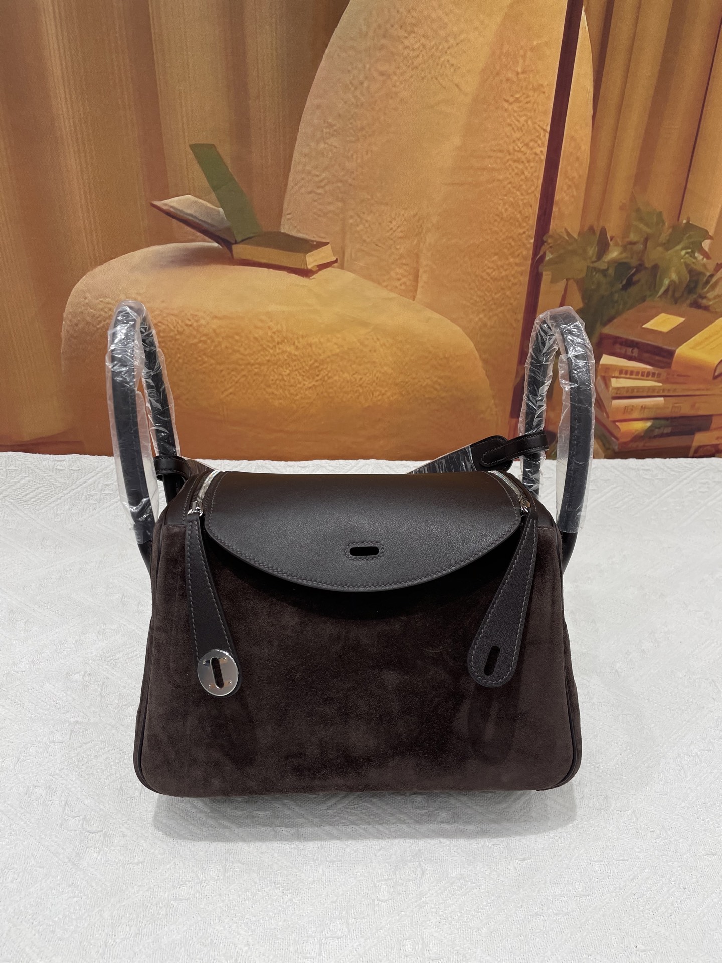 NO:700386,Suede Lindy 26 ebony silver buckle in stock, Hermes, hermes, chamois leather, Hermes,19860909麂皮琳迪26乌木色银扣现货,爱马仕,hermes,chamois leather,Hermes,,Bag