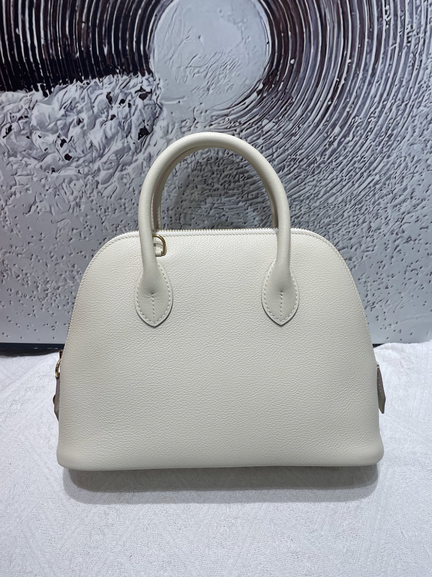 NO:919492,Bolide bowling ball 25cm, original imported Evercolor leather [milkshake white] gold buckle, counter synchronization, handmade wax thread sewing, pure steel hardware, in stock, Hermes, Hermes,19860909Bolide 保龄球 25cm 原厂进口Evercolor皮【奶昔白】金扣 专柜同步 手工蜡线缝制 纯钢五金 现货,爱马仕,hermes,Hermes,,Bag