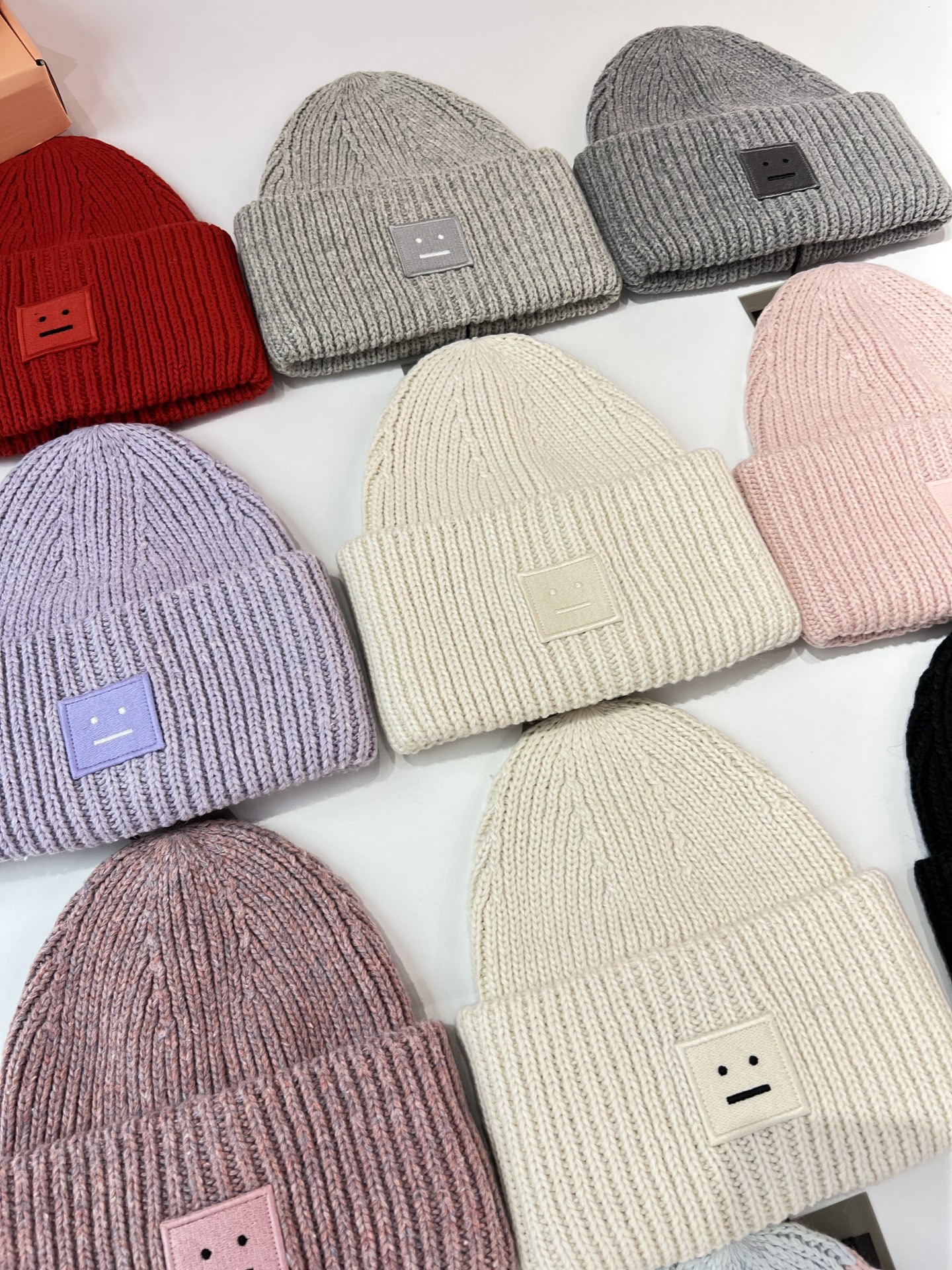 135💰(编号3)
Acne Studios 男女同款笑脸羊毛针织帽

这类的毛线帽子被称为Beanies（豆豆帽），其设计简约，没有鸭舌，阔边细节，戴上后可以完全覆盖头部及耳朵，保暖度极高，非常适合秋冬佩戴！它的美好之处在于，看似平平无奇，却能悄悄修饰你的脸型，像是大家热衷的素颜妆一样，满是心机不过人人欢喜！！

【适合所有人】帽子头围够大，适合各种头型佩戴！百分百羊毛，厚实暖和，帽尖是高起来的，又有竖向纹理，显得整个人很挺拔，没有冬天戴着厚帽子的沉重感，小脸又增加了活泼感，秋冬天怎能少得了一顶针织帽！！

针织帽采用100%纯羊毛面料

此款针织无檐便帽选用粗线羊毛织就，罗纹细节设计，饰有一个大幅刺绣表情饰片。
粗线罗纹羊毛面料
大幅刺绣表情饰片
卷帽边
Style ID：FA-UX-HATS000063
选用经责任羊毛标准 (Responsible Wool Standard) 认证的羊毛制成
主要材料：100% RWS 羊毛

13个颜色：米白色 、米白全白、浅灰色 、黑色 、条纹蓝色、 深灰色，浅灰色、中灰色、苍粉色、香芋紫 、焦糖色、褪色粉色、尘粉色，～