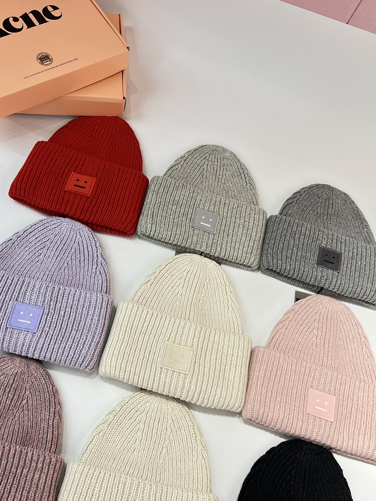 135💰(编号3)
Acne Studios 男女同款笑脸羊毛针织帽

这类的毛线帽子被称为Beanies（豆豆帽），其设计简约，没有鸭舌，阔边细节，戴上后可以完全覆盖头部及耳朵，保暖度极高，非常适合秋冬佩戴！它的美好之处在于，看似平平无奇，却能悄悄修饰你的脸型，像是大家热衷的素颜妆一样，满是心机不过人人欢喜！！

【适合所有人】帽子头围够大，适合各种头型佩戴！百分百羊毛，厚实暖和，帽尖是高起来的，又有竖向纹理，显得整个人很挺拔，没有冬天戴着厚帽子的沉重感，小脸又增加了活泼感，秋冬天怎能少得了一顶针织帽！！

针织帽采用100%纯羊毛面料

此款针织无檐便帽选用粗线羊毛织就，罗纹细节设计，饰有一个大幅刺绣表情饰片。
粗线罗纹羊毛面料
大幅刺绣表情饰片
卷帽边
Style ID：FA-UX-HATS000063
选用经责任羊毛标准 (Responsible Wool Standard) 认证的羊毛制成
主要材料：100% RWS 羊毛

13个颜色：米白色 、米白全白、浅灰色 、黑色 、条纹蓝色、 深灰色，浅灰色、中灰色、苍粉色、香芋紫 、焦糖色、褪色粉色、尘粉色，～