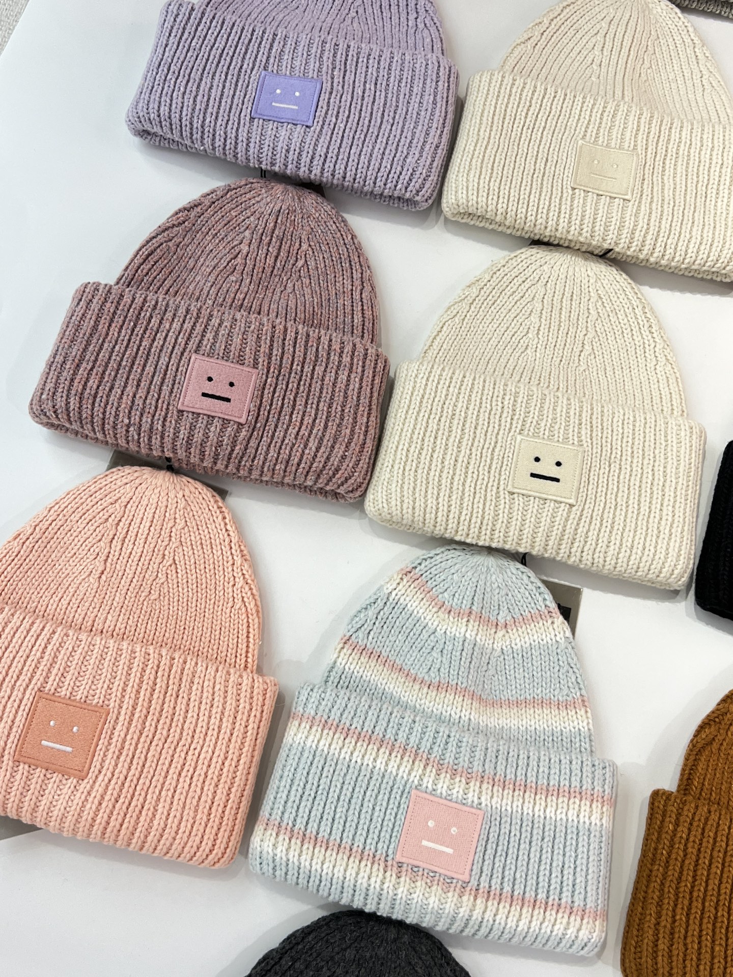 135💰(编号3)
Acne Studios 男女同款笑脸羊毛针织帽

这类的毛线帽子被称为Beanies（豆豆帽），其设计简约，没有鸭舌，阔边细节，戴上后可以完全覆盖头部及耳朵，保暖度极高，非常适合秋冬佩戴！它的美好之处在于，看似平平无奇，却能悄悄修饰你的脸型，像是大家热衷的素颜妆一样，满是心机不过人人欢喜！！

【适合所有人】帽子头围够大，适合各种头型佩戴！百分百羊毛，厚实暖和，帽尖是高起来的，又有竖向纹理，显得整个人很挺拔，没有冬天戴着厚帽子的沉重感，小脸又增加了活泼感，秋冬天怎能少得了一顶针织帽！！

针织帽采用100%纯羊毛面料

此款针织无檐便帽选用粗线羊毛织就，罗纹细节设计，饰有一个大幅刺绣表情饰片。
粗线罗纹羊毛面料
大幅刺绣表情饰片
卷帽边
Style ID：FA-UX-HATS000063
选用经责任羊毛标准 (Responsible Wool Standard) 认证的羊毛制成
主要材料：100% RWS 羊毛

13个颜色：米白色 、米白全白、浅灰色 、黑色 、条纹蓝色、 深灰色，浅灰色、中灰色、苍粉色、香芋紫 、焦糖色、褪色粉色、尘粉色，～