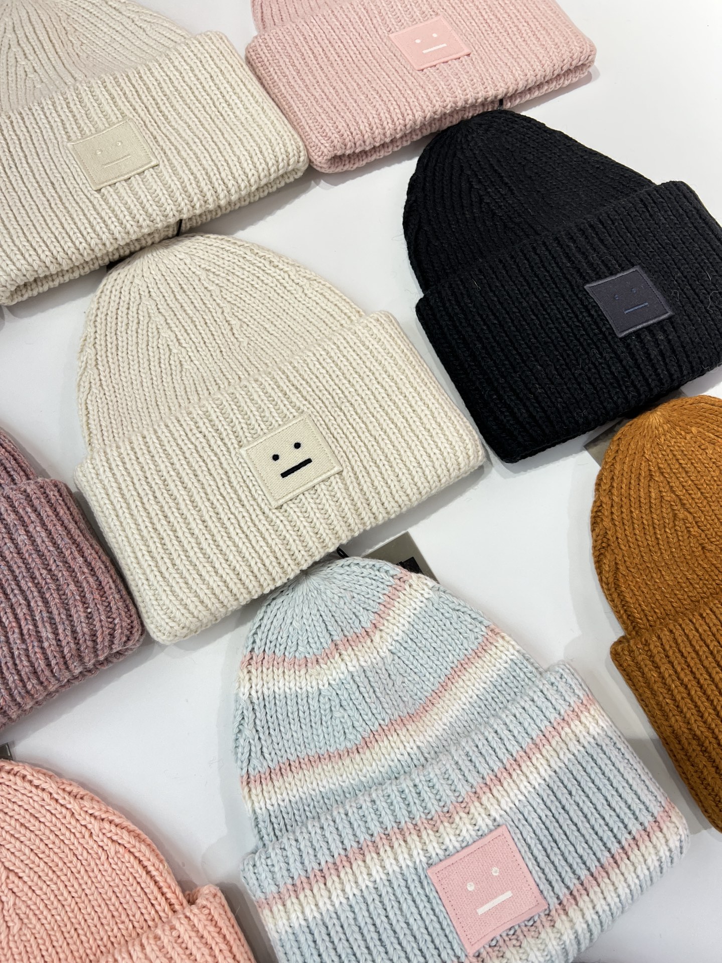 135💰(编号3)
Acne Studios 男女同款笑脸羊毛针织帽

这类的毛线帽子被称为Beanies（豆豆帽），其设计简约，没有鸭舌，阔边细节，戴上后可以完全覆盖头部及耳朵，保暖度极高，非常适合秋冬佩戴！它的美好之处在于，看似平平无奇，却能悄悄修饰你的脸型，像是大家热衷的素颜妆一样，满是心机不过人人欢喜！！

【适合所有人】帽子头围够大，适合各种头型佩戴！百分百羊毛，厚实暖和，帽尖是高起来的，又有竖向纹理，显得整个人很挺拔，没有冬天戴着厚帽子的沉重感，小脸又增加了活泼感，秋冬天怎能少得了一顶针织帽！！

针织帽采用100%纯羊毛面料

此款针织无檐便帽选用粗线羊毛织就，罗纹细节设计，饰有一个大幅刺绣表情饰片。
粗线罗纹羊毛面料
大幅刺绣表情饰片
卷帽边
Style ID：FA-UX-HATS000063
选用经责任羊毛标准 (Responsible Wool Standard) 认证的羊毛制成
主要材料：100% RWS 羊毛

13个颜色：米白色 、米白全白、浅灰色 、黑色 、条纹蓝色、 深灰色，浅灰色、中灰色、苍粉色、香芋紫 、焦糖色、褪色粉色、尘粉色，～