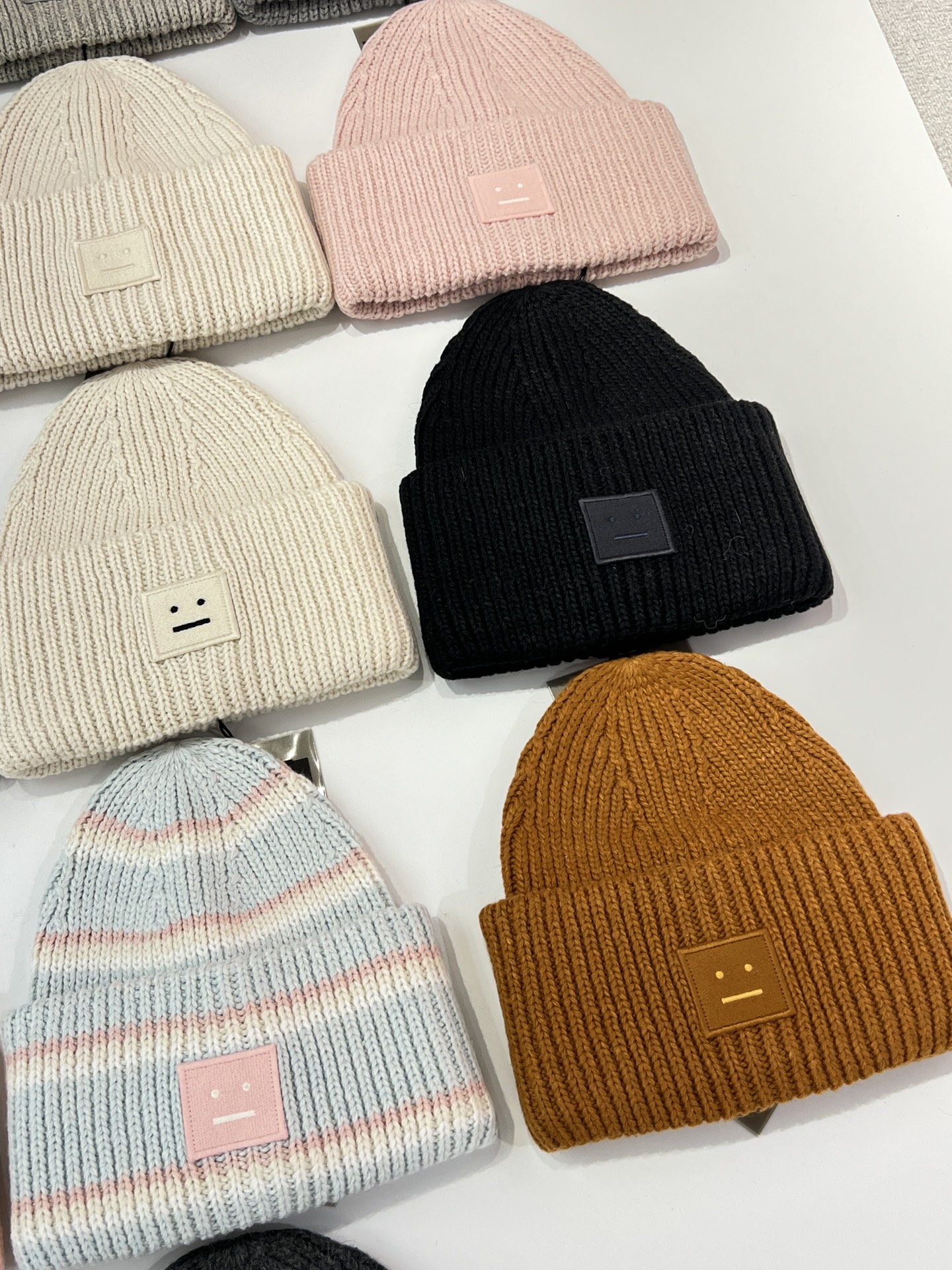 135💰(编号3)
Acne Studios 男女同款笑脸羊毛针织帽

这类的毛线帽子被称为Beanies（豆豆帽），其设计简约，没有鸭舌，阔边细节，戴上后可以完全覆盖头部及耳朵，保暖度极高，非常适合秋冬佩戴！它的美好之处在于，看似平平无奇，却能悄悄修饰你的脸型，像是大家热衷的素颜妆一样，满是心机不过人人欢喜！！

【适合所有人】帽子头围够大，适合各种头型佩戴！百分百羊毛，厚实暖和，帽尖是高起来的，又有竖向纹理，显得整个人很挺拔，没有冬天戴着厚帽子的沉重感，小脸又增加了活泼感，秋冬天怎能少得了一顶针织帽！！

针织帽采用100%纯羊毛面料

此款针织无檐便帽选用粗线羊毛织就，罗纹细节设计，饰有一个大幅刺绣表情饰片。
粗线罗纹羊毛面料
大幅刺绣表情饰片
卷帽边
Style ID：FA-UX-HATS000063
选用经责任羊毛标准 (Responsible Wool Standard) 认证的羊毛制成
主要材料：100% RWS 羊毛

13个颜色：米白色 、米白全白、浅灰色 、黑色 、条纹蓝色、 深灰色，浅灰色、中灰色、苍粉色、香芋紫 、焦糖色、褪色粉色、尘粉色，～