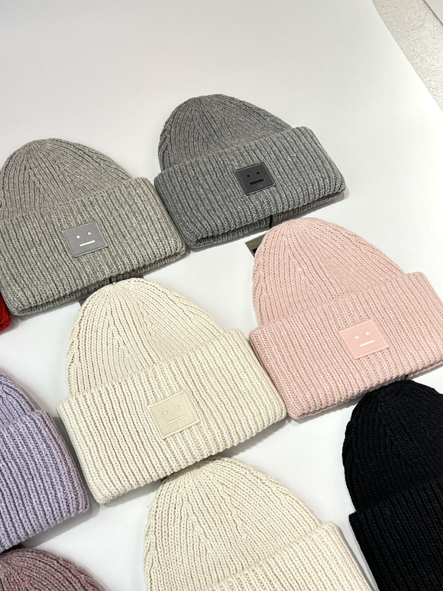 135💰(编号3)
Acne Studios 男女同款笑脸羊毛针织帽

这类的毛线帽子被称为Beanies（豆豆帽），其设计简约，没有鸭舌，阔边细节，戴上后可以完全覆盖头部及耳朵，保暖度极高，非常适合秋冬佩戴！它的美好之处在于，看似平平无奇，却能悄悄修饰你的脸型，像是大家热衷的素颜妆一样，满是心机不过人人欢喜！！

【适合所有人】帽子头围够大，适合各种头型佩戴！百分百羊毛，厚实暖和，帽尖是高起来的，又有竖向纹理，显得整个人很挺拔，没有冬天戴着厚帽子的沉重感，小脸又增加了活泼感，秋冬天怎能少得了一顶针织帽！！

针织帽采用100%纯羊毛面料

此款针织无檐便帽选用粗线羊毛织就，罗纹细节设计，饰有一个大幅刺绣表情饰片。
粗线罗纹羊毛面料
大幅刺绣表情饰片
卷帽边
Style ID：FA-UX-HATS000063
选用经责任羊毛标准 (Responsible Wool Standard) 认证的羊毛制成
主要材料：100% RWS 羊毛

13个颜色：米白色 、米白全白、浅灰色 、黑色 、条纹蓝色、 深灰色，浅灰色、中灰色、苍粉色、香芋紫 、焦糖色、褪色粉色、尘粉色，～