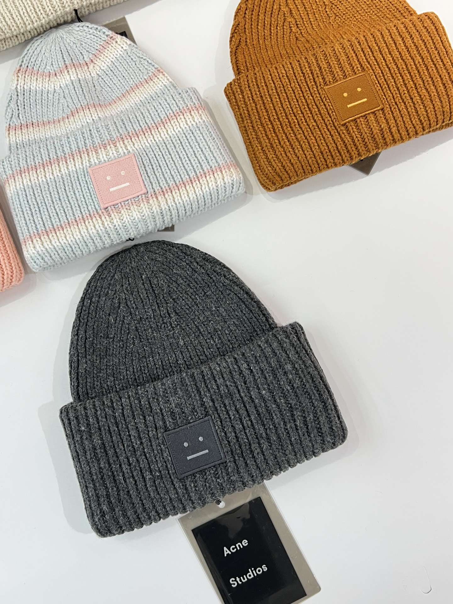 135💰(编号3)
Acne Studios 男女同款笑脸羊毛针织帽

这类的毛线帽子被称为Beanies（豆豆帽），其设计简约，没有鸭舌，阔边细节，戴上后可以完全覆盖头部及耳朵，保暖度极高，非常适合秋冬佩戴！它的美好之处在于，看似平平无奇，却能悄悄修饰你的脸型，像是大家热衷的素颜妆一样，满是心机不过人人欢喜！！

【适合所有人】帽子头围够大，适合各种头型佩戴！百分百羊毛，厚实暖和，帽尖是高起来的，又有竖向纹理，显得整个人很挺拔，没有冬天戴着厚帽子的沉重感，小脸又增加了活泼感，秋冬天怎能少得了一顶针织帽！！

针织帽采用100%纯羊毛面料

此款针织无檐便帽选用粗线羊毛织就，罗纹细节设计，饰有一个大幅刺绣表情饰片。
粗线罗纹羊毛面料
大幅刺绣表情饰片
卷帽边
Style ID：FA-UX-HATS000063
选用经责任羊毛标准 (Responsible Wool Standard) 认证的羊毛制成
主要材料：100% RWS 羊毛

13个颜色：米白色 、米白全白、浅灰色 、黑色 、条纹蓝色、 深灰色，浅灰色、中灰色、苍粉色、香芋紫 、焦糖色、褪色粉色、尘粉色，～