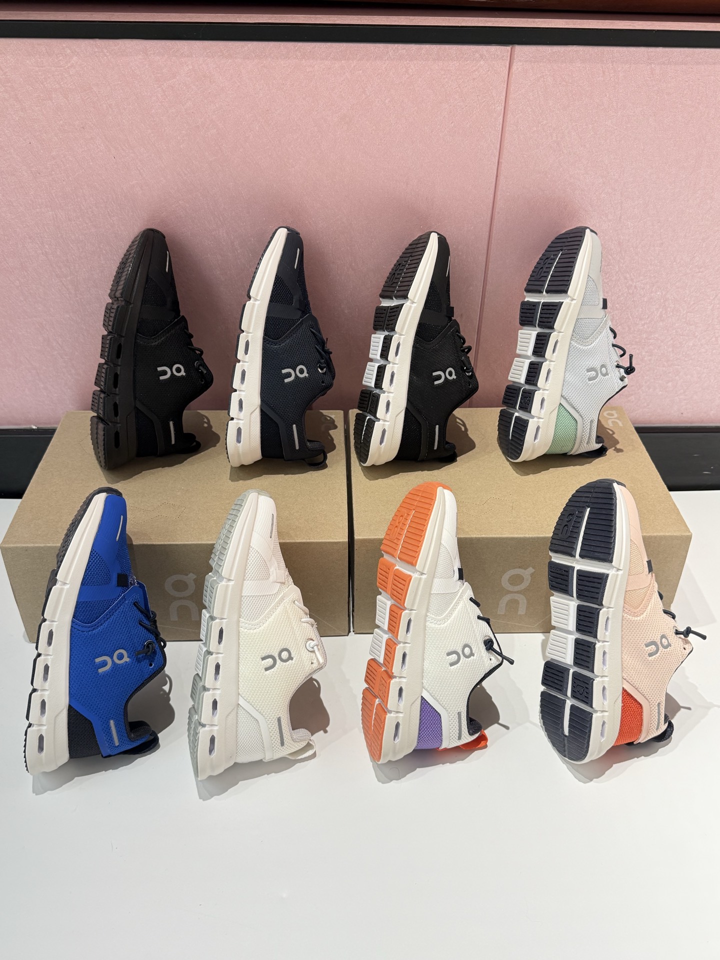 On昂跑 Cloud Sky 新品舒适缓震青少年运动鞋 这是一双专业运动童鞋，可以让宝宝们尽情享受运动了！！！也作为On童鞋销量榜首的鞋款，官网售价¥690，我们全部出口正规订单；直接专柜试穿购买！！作为符合儿童的使用习惯和身体发育特点，又具有专业的功能性，可以让孩子们在运动时更加安全、舒适、自信，更能穿出洋气高级感的童鞋，给宝宝们的开学礼物 走起来！！ 甄选理由 1⃣️官网售价￥789； 2⃣️无敌颜值，上脚一眼好看又有品，让“晒娃”都来的更有格调； 3⃣️轻便好穿，符合孩子人体力学的楦头设计，让孩子们奔跑更舒适安全； 4⃣️科技裁片拼接设计，柔软性和柔韧性十足的同时，又轻便透气； 5⃣️不论是攀爬崎岖山路还是穿越茂密森林，优异的机能和舒适度，给孩子提供专业的安全性！ 6⃣️耐久耐穿，真材实料➕不易过时的款式，大宝宝穿完给小宝宝穿，穿着多年质感颜值依旧； 随着城市化的快速发展,人们对大自然的渴望也越来越强烈；近年来，攀岩、徒步、溯溪、滑雪等迅速走红，成为了许多人休闲娱乐和探索自然的首选！！！长时间在户外运动，除了要准备专业的服饰，一双适合户外活动的鞋款，无论大人还是孩子，都是出门必不可少的！！！作为跑鞋届的一颗新星，On，用它的专业性和高颜值，成为中产阶级们为孩子们户外出行、运动生活必备的宝藏神器！！！今天给大家带来这款Cloud Play 2024春夏新品舒适缓震儿童运动鞋： 1⃣️【在设计上】：人性化的脚趾保护楦头设计，搭配无系带的紧固系统便于孩童自主穿脱，脚尖15度倾斜，帮助足弓发育设有保护脚趾的鞋头，充分保护宝贝的小脚丫； 2⃣️【在配置上】：高性能网眼皮革面、透气网眼衬里、持久舒适，专利Cloud 模块由后跟延伸至中足增强稳定性，搭配优化改良的CloudTec®鞋底科技，专为幼童打造，让孩子们能够享受自然之美，勇往直前，选择无限可能！ 3⃣️【在性能上】：科技裁片拼接的网面设计既增加了鞋子的柔软性和柔韧性，富有都市韵律的时尚外型，加上立体环绕式鞋身和易穿脱的设计，不论是攀爬崎岖山路还是穿越茂密森林，还是征服高山顶峰，还是探索神秘的峡谷深处，又或者穿越在城市中，都能为孩子们提供卓越的机能和高颜值的舒适度！！ 4⃣️【高颜值】：不管宝宝穿什么衣服，套上一双On，惹人可爱度马上提升N度！！上镜、易搭配，不管是晒娃、带孩子户外出行，还是为宝宝留下珍贵得生活照片，它都是非常有格调的一双！ 8个配色 【尺码】26、27、28、29、30、31、32、33、34、35、36、37.5 ⚠️尺码参考内长表-选品中心