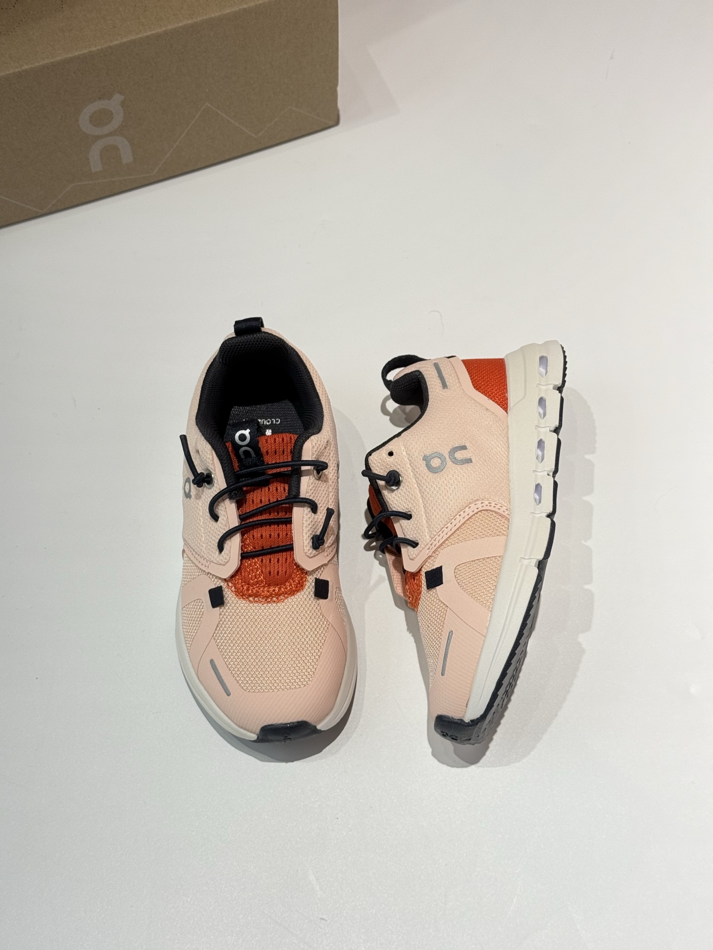 图片[3]-On昂跑 Cloud Sky 新品舒适缓震青少年运动鞋 这是一双专业运动童鞋，可以让宝宝们尽情享受运动了！！！也作为On童鞋销量榜首的鞋款，官网售价¥690，我们全部出口正规订单；直接专柜试穿购买！！作为符合儿童的使用习惯和身体发育特点，又具有专业的功能性，可以让孩子们在运动时更加安全、舒适、自信，更能穿出洋气高级感的童鞋，给宝宝们的开学礼物 走起来！！ 甄选理由 1⃣️官网售价￥789； 2⃣️无敌颜值，上脚一眼好看又有品，让“晒娃”都来的更有格调； 3⃣️轻便好穿，符合孩子人体力学的楦头设计，让孩子们奔跑更舒适安全； 4⃣️科技裁片拼接设计，柔软性和柔韧性十足的同时，又轻便透气； 5⃣️不论是攀爬崎岖山路还是穿越茂密森林，优异的机能和舒适度，给孩子提供专业的安全性！ 6⃣️耐久耐穿，真材实料➕不易过时的款式，大宝宝穿完给小宝宝穿，穿着多年质感颜值依旧； 随着城市化的快速发展,人们对大自然的渴望也越来越强烈；近年来，攀岩、徒步、溯溪、滑雪等迅速走红，成为了许多人休闲娱乐和探索自然的首选！！！长时间在户外运动，除了要准备专业的服饰，一双适合户外活动的鞋款，无论大人还是孩子，都是出门必不可少的！！！作为跑鞋届的一颗新星，On，用它的专业性和高颜值，成为中产阶级们为孩子们户外出行、运动生活必备的宝藏神器！！！今天给大家带来这款Cloud Play 2024春夏新品舒适缓震儿童运动鞋： 1⃣️【在设计上】：人性化的脚趾保护楦头设计，搭配无系带的紧固系统便于孩童自主穿脱，脚尖15度倾斜，帮助足弓发育设有保护脚趾的鞋头，充分保护宝贝的小脚丫； 2⃣️【在配置上】：高性能网眼皮革面、透气网眼衬里、持久舒适，专利Cloud 模块由后跟延伸至中足增强稳定性，搭配优化改良的CloudTec®鞋底科技，专为幼童打造，让孩子们能够享受自然之美，勇往直前，选择无限可能！ 3⃣️【在性能上】：科技裁片拼接的网面设计既增加了鞋子的柔软性和柔韧性，富有都市韵律的时尚外型，加上立体环绕式鞋身和易穿脱的设计，不论是攀爬崎岖山路还是穿越茂密森林，还是征服高山顶峰，还是探索神秘的峡谷深处，又或者穿越在城市中，都能为孩子们提供卓越的机能和高颜值的舒适度！！ 4⃣️【高颜值】：不管宝宝穿什么衣服，套上一双On，惹人可爱度马上提升N度！！上镜、易搭配，不管是晒娃、带孩子户外出行，还是为宝宝留下珍贵得生活照片，它都是非常有格调的一双！ 8个配色 【尺码】26、27、28、29、30、31、32、33、34、35、36、37.5 ⚠️尺码参考内长表-选品中心