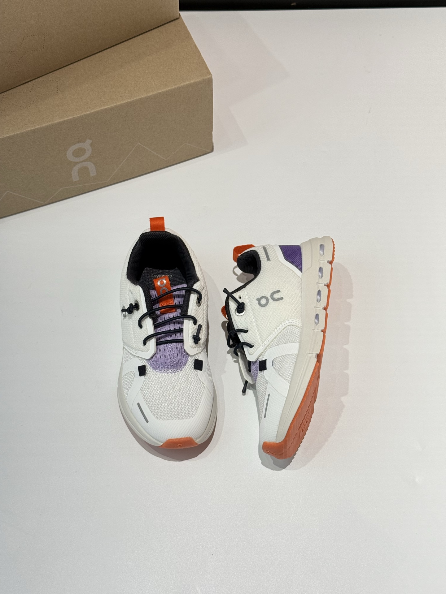 图片[5]-On昂跑 Cloud Sky 新品舒适缓震青少年运动鞋 这是一双专业运动童鞋，可以让宝宝们尽情享受运动了！！！也作为On童鞋销量榜首的鞋款，官网售价¥690，我们全部出口正规订单；直接专柜试穿购买！！作为符合儿童的使用习惯和身体发育特点，又具有专业的功能性，可以让孩子们在运动时更加安全、舒适、自信，更能穿出洋气高级感的童鞋，给宝宝们的开学礼物 走起来！！ 甄选理由 1⃣️官网售价￥789； 2⃣️无敌颜值，上脚一眼好看又有品，让“晒娃”都来的更有格调； 3⃣️轻便好穿，符合孩子人体力学的楦头设计，让孩子们奔跑更舒适安全； 4⃣️科技裁片拼接设计，柔软性和柔韧性十足的同时，又轻便透气； 5⃣️不论是攀爬崎岖山路还是穿越茂密森林，优异的机能和舒适度，给孩子提供专业的安全性！ 6⃣️耐久耐穿，真材实料➕不易过时的款式，大宝宝穿完给小宝宝穿，穿着多年质感颜值依旧； 随着城市化的快速发展,人们对大自然的渴望也越来越强烈；近年来，攀岩、徒步、溯溪、滑雪等迅速走红，成为了许多人休闲娱乐和探索自然的首选！！！长时间在户外运动，除了要准备专业的服饰，一双适合户外活动的鞋款，无论大人还是孩子，都是出门必不可少的！！！作为跑鞋届的一颗新星，On，用它的专业性和高颜值，成为中产阶级们为孩子们户外出行、运动生活必备的宝藏神器！！！今天给大家带来这款Cloud Play 2024春夏新品舒适缓震儿童运动鞋： 1⃣️【在设计上】：人性化的脚趾保护楦头设计，搭配无系带的紧固系统便于孩童自主穿脱，脚尖15度倾斜，帮助足弓发育设有保护脚趾的鞋头，充分保护宝贝的小脚丫； 2⃣️【在配置上】：高性能网眼皮革面、透气网眼衬里、持久舒适，专利Cloud 模块由后跟延伸至中足增强稳定性，搭配优化改良的CloudTec®鞋底科技，专为幼童打造，让孩子们能够享受自然之美，勇往直前，选择无限可能！ 3⃣️【在性能上】：科技裁片拼接的网面设计既增加了鞋子的柔软性和柔韧性，富有都市韵律的时尚外型，加上立体环绕式鞋身和易穿脱的设计，不论是攀爬崎岖山路还是穿越茂密森林，还是征服高山顶峰，还是探索神秘的峡谷深处，又或者穿越在城市中，都能为孩子们提供卓越的机能和高颜值的舒适度！！ 4⃣️【高颜值】：不管宝宝穿什么衣服，套上一双On，惹人可爱度马上提升N度！！上镜、易搭配，不管是晒娃、带孩子户外出行，还是为宝宝留下珍贵得生活照片，它都是非常有格调的一双！ 8个配色 【尺码】26、27、28、29、30、31、32、33、34、35、36、37.5 ⚠️尺码参考内长表-选品中心