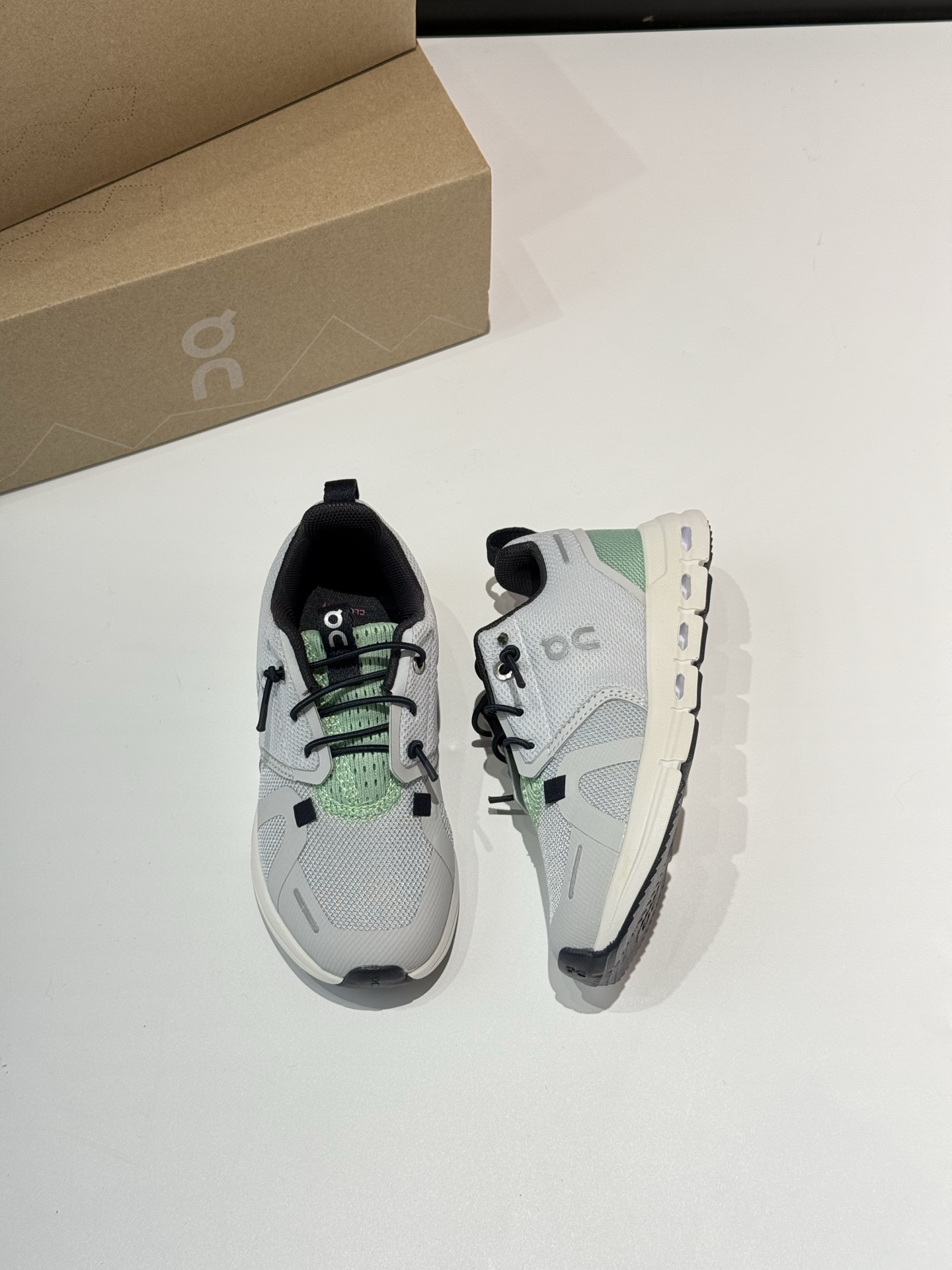 图片[4]-On昂跑 Cloud Sky 新品舒适缓震青少年运动鞋 这是一双专业运动童鞋，可以让宝宝们尽情享受运动了！！！也作为On童鞋销量榜首的鞋款，官网售价¥690，我们全部出口正规订单；直接专柜试穿购买！！作为符合儿童的使用习惯和身体发育特点，又具有专业的功能性，可以让孩子们在运动时更加安全、舒适、自信，更能穿出洋气高级感的童鞋，给宝宝们的开学礼物 走起来！！ 甄选理由 1⃣️官网售价￥789； 2⃣️无敌颜值，上脚一眼好看又有品，让“晒娃”都来的更有格调； 3⃣️轻便好穿，符合孩子人体力学的楦头设计，让孩子们奔跑更舒适安全； 4⃣️科技裁片拼接设计，柔软性和柔韧性十足的同时，又轻便透气； 5⃣️不论是攀爬崎岖山路还是穿越茂密森林，优异的机能和舒适度，给孩子提供专业的安全性！ 6⃣️耐久耐穿，真材实料➕不易过时的款式，大宝宝穿完给小宝宝穿，穿着多年质感颜值依旧； 随着城市化的快速发展,人们对大自然的渴望也越来越强烈；近年来，攀岩、徒步、溯溪、滑雪等迅速走红，成为了许多人休闲娱乐和探索自然的首选！！！长时间在户外运动，除了要准备专业的服饰，一双适合户外活动的鞋款，无论大人还是孩子，都是出门必不可少的！！！作为跑鞋届的一颗新星，On，用它的专业性和高颜值，成为中产阶级们为孩子们户外出行、运动生活必备的宝藏神器！！！今天给大家带来这款Cloud Play 2024春夏新品舒适缓震儿童运动鞋： 1⃣️【在设计上】：人性化的脚趾保护楦头设计，搭配无系带的紧固系统便于孩童自主穿脱，脚尖15度倾斜，帮助足弓发育设有保护脚趾的鞋头，充分保护宝贝的小脚丫； 2⃣️【在配置上】：高性能网眼皮革面、透气网眼衬里、持久舒适，专利Cloud 模块由后跟延伸至中足增强稳定性，搭配优化改良的CloudTec®鞋底科技，专为幼童打造，让孩子们能够享受自然之美，勇往直前，选择无限可能！ 3⃣️【在性能上】：科技裁片拼接的网面设计既增加了鞋子的柔软性和柔韧性，富有都市韵律的时尚外型，加上立体环绕式鞋身和易穿脱的设计，不论是攀爬崎岖山路还是穿越茂密森林，还是征服高山顶峰，还是探索神秘的峡谷深处，又或者穿越在城市中，都能为孩子们提供卓越的机能和高颜值的舒适度！！ 4⃣️【高颜值】：不管宝宝穿什么衣服，套上一双On，惹人可爱度马上提升N度！！上镜、易搭配，不管是晒娃、带孩子户外出行，还是为宝宝留下珍贵得生活照片，它都是非常有格调的一双！ 8个配色 【尺码】26、27、28、29、30、31、32、33、34、35、36、37.5 ⚠️尺码参考内长表-选品中心