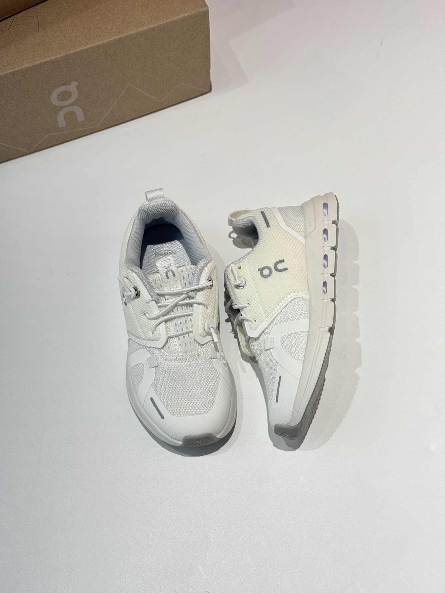 图片[8]-On昂跑 Cloud Sky 新品舒适缓震青少年运动鞋 这是一双专业运动童鞋，可以让宝宝们尽情享受运动了！！！也作为On童鞋销量榜首的鞋款，官网售价¥690，我们全部出口正规订单；直接专柜试穿购买！！作为符合儿童的使用习惯和身体发育特点，又具有专业的功能性，可以让孩子们在运动时更加安全、舒适、自信，更能穿出洋气高级感的童鞋，给宝宝们的开学礼物 走起来！！ 甄选理由 1⃣️官网售价￥789； 2⃣️无敌颜值，上脚一眼好看又有品，让“晒娃”都来的更有格调； 3⃣️轻便好穿，符合孩子人体力学的楦头设计，让孩子们奔跑更舒适安全； 4⃣️科技裁片拼接设计，柔软性和柔韧性十足的同时，又轻便透气； 5⃣️不论是攀爬崎岖山路还是穿越茂密森林，优异的机能和舒适度，给孩子提供专业的安全性！ 6⃣️耐久耐穿，真材实料➕不易过时的款式，大宝宝穿完给小宝宝穿，穿着多年质感颜值依旧； 随着城市化的快速发展,人们对大自然的渴望也越来越强烈；近年来，攀岩、徒步、溯溪、滑雪等迅速走红，成为了许多人休闲娱乐和探索自然的首选！！！长时间在户外运动，除了要准备专业的服饰，一双适合户外活动的鞋款，无论大人还是孩子，都是出门必不可少的！！！作为跑鞋届的一颗新星，On，用它的专业性和高颜值，成为中产阶级们为孩子们户外出行、运动生活必备的宝藏神器！！！今天给大家带来这款Cloud Play 2024春夏新品舒适缓震儿童运动鞋： 1⃣️【在设计上】：人性化的脚趾保护楦头设计，搭配无系带的紧固系统便于孩童自主穿脱，脚尖15度倾斜，帮助足弓发育设有保护脚趾的鞋头，充分保护宝贝的小脚丫； 2⃣️【在配置上】：高性能网眼皮革面、透气网眼衬里、持久舒适，专利Cloud 模块由后跟延伸至中足增强稳定性，搭配优化改良的CloudTec®鞋底科技，专为幼童打造，让孩子们能够享受自然之美，勇往直前，选择无限可能！ 3⃣️【在性能上】：科技裁片拼接的网面设计既增加了鞋子的柔软性和柔韧性，富有都市韵律的时尚外型，加上立体环绕式鞋身和易穿脱的设计，不论是攀爬崎岖山路还是穿越茂密森林，还是征服高山顶峰，还是探索神秘的峡谷深处，又或者穿越在城市中，都能为孩子们提供卓越的机能和高颜值的舒适度！！ 4⃣️【高颜值】：不管宝宝穿什么衣服，套上一双On，惹人可爱度马上提升N度！！上镜、易搭配，不管是晒娃、带孩子户外出行，还是为宝宝留下珍贵得生活照片，它都是非常有格调的一双！ 8个配色 【尺码】26、27、28、29、30、31、32、33、34、35、36、37.5 ⚠️尺码参考内长表-选品中心