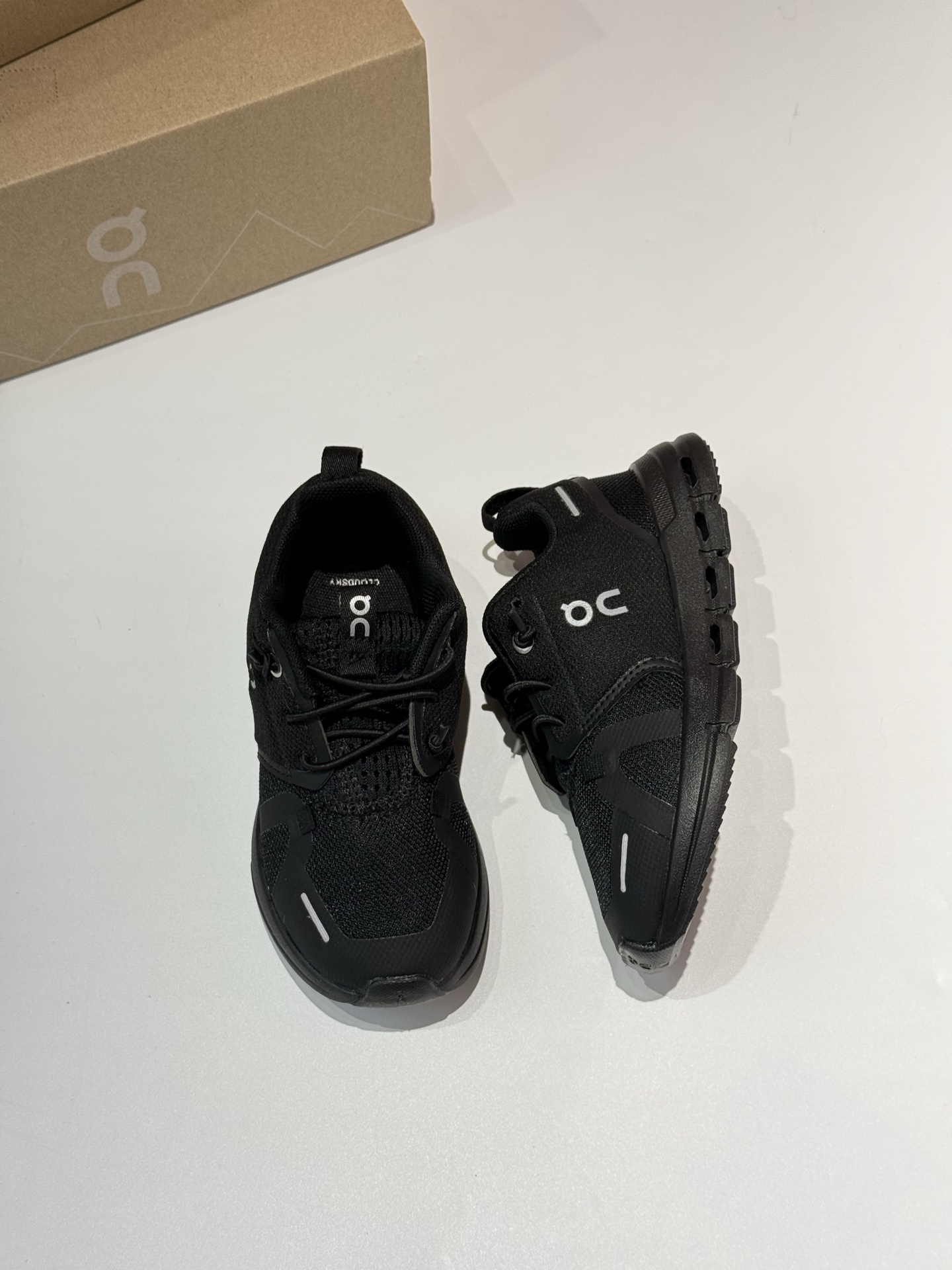 图片[7]-On昂跑 Cloud Sky 新品舒适缓震青少年运动鞋 这是一双专业运动童鞋，可以让宝宝们尽情享受运动了！！！也作为On童鞋销量榜首的鞋款，官网售价¥690，我们全部出口正规订单；直接专柜试穿购买！！作为符合儿童的使用习惯和身体发育特点，又具有专业的功能性，可以让孩子们在运动时更加安全、舒适、自信，更能穿出洋气高级感的童鞋，给宝宝们的开学礼物 走起来！！ 甄选理由 1⃣️官网售价￥789； 2⃣️无敌颜值，上脚一眼好看又有品，让“晒娃”都来的更有格调； 3⃣️轻便好穿，符合孩子人体力学的楦头设计，让孩子们奔跑更舒适安全； 4⃣️科技裁片拼接设计，柔软性和柔韧性十足的同时，又轻便透气； 5⃣️不论是攀爬崎岖山路还是穿越茂密森林，优异的机能和舒适度，给孩子提供专业的安全性！ 6⃣️耐久耐穿，真材实料➕不易过时的款式，大宝宝穿完给小宝宝穿，穿着多年质感颜值依旧； 随着城市化的快速发展,人们对大自然的渴望也越来越强烈；近年来，攀岩、徒步、溯溪、滑雪等迅速走红，成为了许多人休闲娱乐和探索自然的首选！！！长时间在户外运动，除了要准备专业的服饰，一双适合户外活动的鞋款，无论大人还是孩子，都是出门必不可少的！！！作为跑鞋届的一颗新星，On，用它的专业性和高颜值，成为中产阶级们为孩子们户外出行、运动生活必备的宝藏神器！！！今天给大家带来这款Cloud Play 2024春夏新品舒适缓震儿童运动鞋： 1⃣️【在设计上】：人性化的脚趾保护楦头设计，搭配无系带的紧固系统便于孩童自主穿脱，脚尖15度倾斜，帮助足弓发育设有保护脚趾的鞋头，充分保护宝贝的小脚丫； 2⃣️【在配置上】：高性能网眼皮革面、透气网眼衬里、持久舒适，专利Cloud 模块由后跟延伸至中足增强稳定性，搭配优化改良的CloudTec®鞋底科技，专为幼童打造，让孩子们能够享受自然之美，勇往直前，选择无限可能！ 3⃣️【在性能上】：科技裁片拼接的网面设计既增加了鞋子的柔软性和柔韧性，富有都市韵律的时尚外型，加上立体环绕式鞋身和易穿脱的设计，不论是攀爬崎岖山路还是穿越茂密森林，还是征服高山顶峰，还是探索神秘的峡谷深处，又或者穿越在城市中，都能为孩子们提供卓越的机能和高颜值的舒适度！！ 4⃣️【高颜值】：不管宝宝穿什么衣服，套上一双On，惹人可爱度马上提升N度！！上镜、易搭配，不管是晒娃、带孩子户外出行，还是为宝宝留下珍贵得生活照片，它都是非常有格调的一双！ 8个配色 【尺码】26、27、28、29、30、31、32、33、34、35、36、37.5 ⚠️尺码参考内长表-选品中心