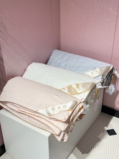 Elegant Silk Quilt with Breathable Cotton Cover, King Size 200*230cm,3 Colors 1 Elegant Silk Quilt with Breathable Cotton Cover, King Size 200*230cm,3 Colors