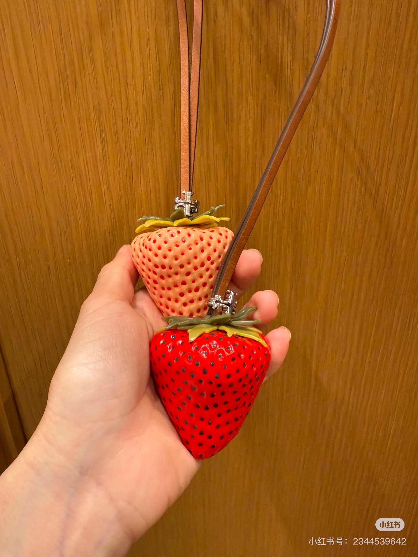 NO:617115,Tory Burch’s strawberry charm is so cute!  The shape is lifelike, as if you can eat it in one bite. It is a new spring and summer model of 2020, available in pink, red, etc., and the material is exquisite. It is very eye-catching when used as a bag charm, and can also be used as a keychain. It is very suitable for strawberry lovers. However, the spring and summer models of 2025 were once out of stock online. If you like it, you should hurry up and buy it ~ For example, if you match it with a bag of the same brand, it is sweet and unique, adding highlights to your outfit. It is also suitable as a gift for best friends and sisters to convey a cute atmosphere.,, burberry, keychain19860909Tory Burch 这款草莓挂饰超可爱！造型逼真,像能一口吃掉 ,是 年春夏新款,有粉色、红色等,材质精致,当包包挂饰很吸睛,还可当钥匙扣等,很适合草莓控,不过 25 年春夏款一度全网缺货,喜欢的话得抓紧入手～ 比如搭配同品牌包包,甜美又别致,为穿搭添亮点 ,也适合当礼物送闺蜜、姐妹,传递可爱氛围 .,,burberry,keychain,accessory