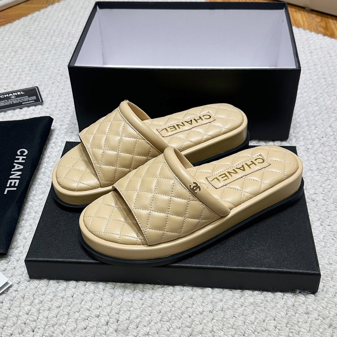 NO:252885,Chanel classic small fragrant slippers, popular and fleeting, but the style lasts forever!  This season's slippers are the classic among Xiangjia classics!  Solid color ridge combination, double C hardware buckle. Simple and exquisite. The universal evergreen style in the counter is always out of date!  Fabric; Italian imported counter original sheepskin, sheepskin inner lining, rubber sole!  Top quality, Size35-41., Slippers, chanel, chanel, slippers, sheepskin19860909chanel经典小香拖鞋, 流行稍纵即逝,但风格永存！这季的拖鞋就是香家经典中的经典！纯色棱格搭配,双C五金小扣.简约精致,专柜里的万能长青款,永远不过时单品！ 面料；意大利进口专柜原版羊皮,羊皮内里,橡胶鞋底！ 顶级品质,Size35-41.,拖鞋,chanel,chanel,slippers,sheepskin,Women's Shoes