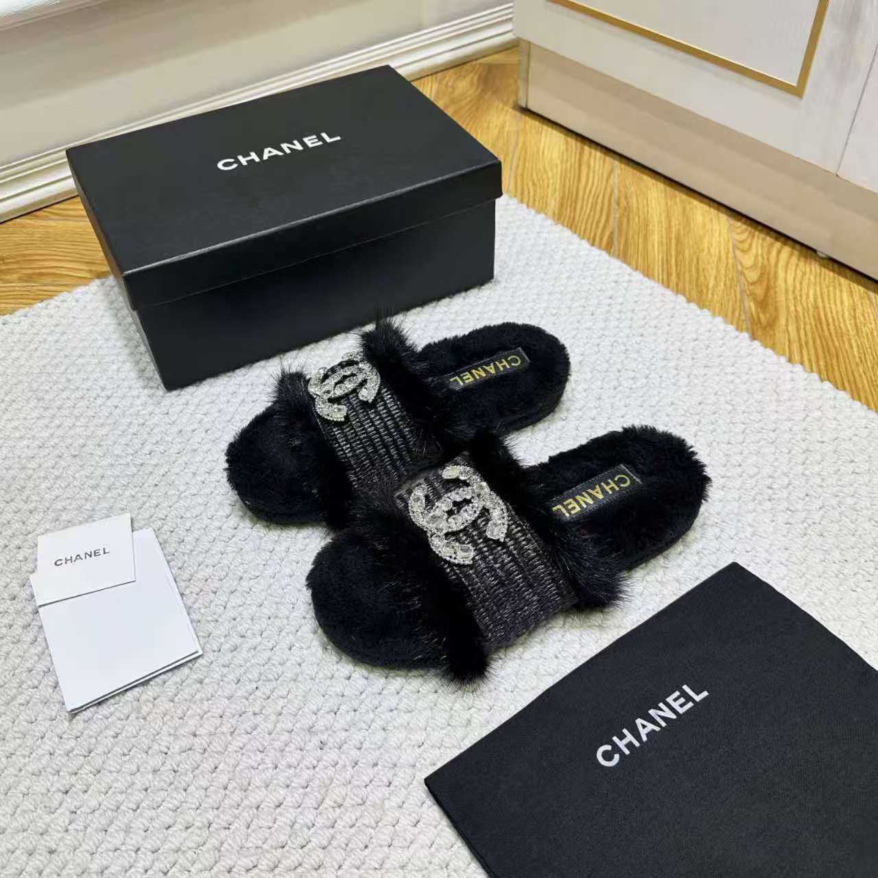 NO:616002,CHANEL25’s latest furry slippers for autumn and winter~ This pair of furry slippers is also very good-looking!  The weaving technique/mink hair is very high-end!  !  ! But it’s perfect for all seasons!  A favorite style, with fashion elements, the double C hardware diamond buckle is full of elegance. Wearing it can always show the fashionable charm of women. It is fashionable but not too showy, it is so beautiful. The upper is imported high-end woven // wool outsole original rubber outsole. The lining is imported sheepskin Size35-40, fur shoes and slippers, chanel, slippers, sheepskin19860909CHANEL25秋冬最新款毛毛拖鞋～ 这双毛拖也是好好看！编织工艺／配水貂毛非常高级呀！！! 可四季搭配,简直就是完美呀！ 大爱款,有时尚元素,双C五金钻扣贵气感十足 穿上它总能展现女性时尚韵味 时尚却不过分张扬,实在太美 鞋面进口高端 编织//毛 大底原版橡胶大底 内里进口羊皮 Size35-40,毛毛鞋拖鞋,chanel,slippers,sheepskin,Women's Shoes