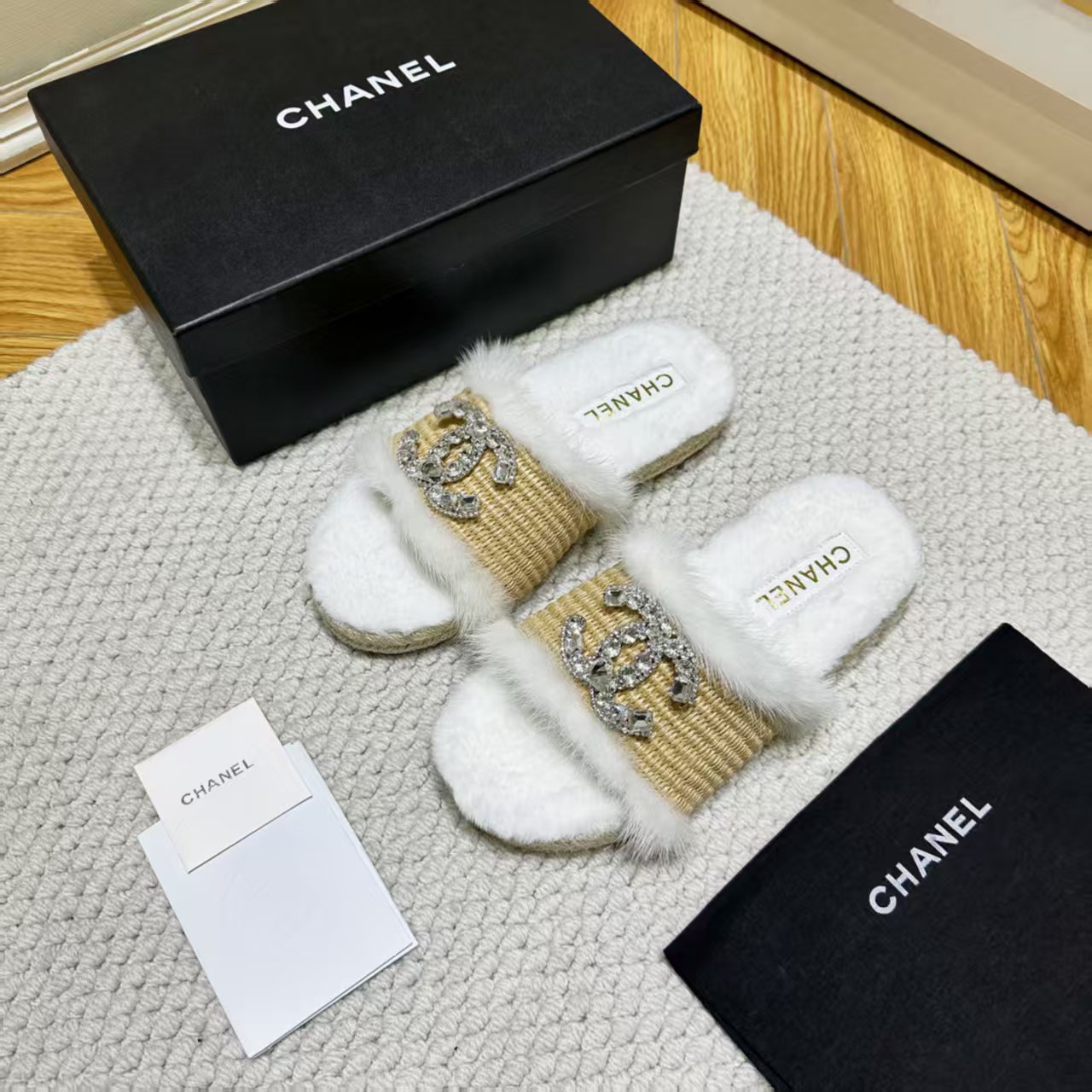 NO:616005,CHANEL25’s latest furry slippers for autumn and winter~ This pair of furry slippers is also very good-looking!  The weaving technique/mink hair is very high-end!  !  ! But it’s perfect for all seasons!  A favorite style, with fashion elements, the double C hardware diamond buckle is full of elegance. Wearing it can always show the fashionable charm of women. It is fashionable but not too showy, it is so beautiful. The upper is imported high-end woven // wool outsole original rubber outsole. The lining is imported sheepskin Size35-40, fur shoes and slippers, chanel, slippers, sheepskin19860909CHANEL25秋冬最新款毛毛拖鞋～ 这双毛拖也是好好看！编织工艺／配水貂毛非常高级呀！！! 可四季搭配,简直就是完美呀！ 大爱款,有时尚元素,双C五金钻扣贵气感十足 穿上它总能展现女性时尚韵味 时尚却不过分张扬,实在太美 鞋面进口高端 编织//毛 大底原版橡胶大底 内里进口羊皮 Size35-40,毛毛鞋拖鞋,chanel,slippers,sheepskin,Women's Shoes