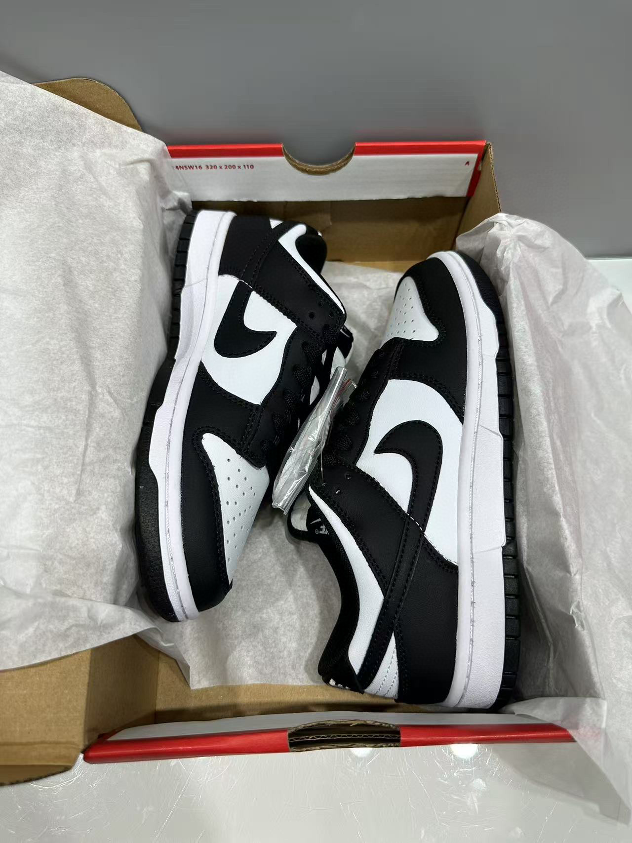 260💰（编号30）
耐克 dunk 休闲板鞋
东莞原底面 特价🉐
36、36.5、37.5、38、38.5、39，40，41，42.5，43，44，44.5、45