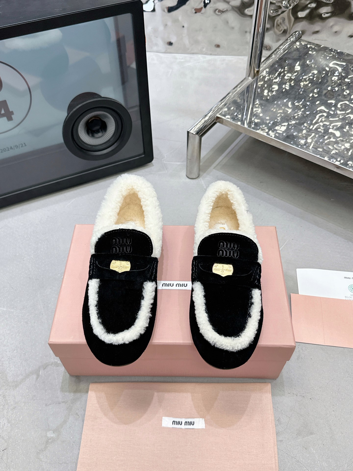 NO:693326,Original development Miu Miu 2025 new sweet retro fur bean shoes Color black Fabric: Italian imported cow lining: Australian imported lamb hair Outsole original rubber sole Number of women's size 35-39 40.41 Customized price Extremely cost-effective, volume price, no bargaining for loose orders, loafers fur shoes, miumiu, loafers19860909原版开发 Miu Miu 2025新款甜美复古毛毛豆豆鞋 颜色黑色 面料: 意大利进口牛猄 內里: 澳洲进口羊羔毛 大底原版橡胶底 码数女码 35-39 40.41定做 价格 极致性价比跑量价、散单不议价,乐福鞋毛毛鞋,miumiu,loafers,Women's Shoes