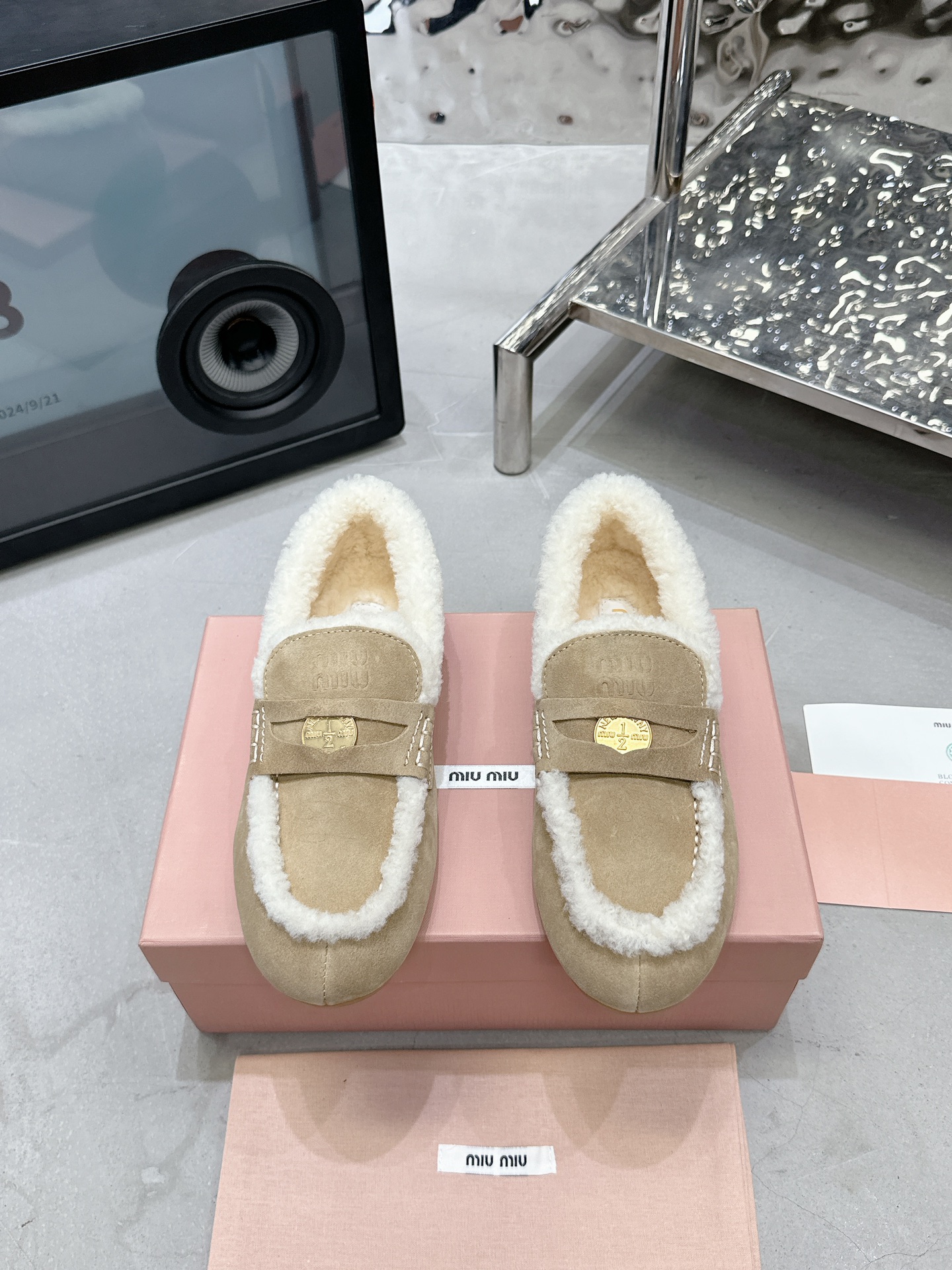 NO:693330,Original development Miu Miu 2025 new sweet retro edamame shoes Color khaki Fabric: Cowboy imported from Italy Lining: Lamb wool imported from Australia Original rubber sole Outsole Number of women's size 35-39 40.41 Customized price Extremely cost-effective, volume price, no bargaining for loose orders, loafers, miumiu, loafers19860909原版开发 Miu Miu 2025新款甜美复古毛毛豆豆鞋 颜色卡其色 面料: 意大利进口牛猄 內里: 澳洲进口羊羔毛 大底原版橡胶底 码数女码 35-39 40.41定做 价格 极致性价比跑量价、散单不议价,乐福鞋毛毛鞋,miumiu,loafers,Women's Shoes