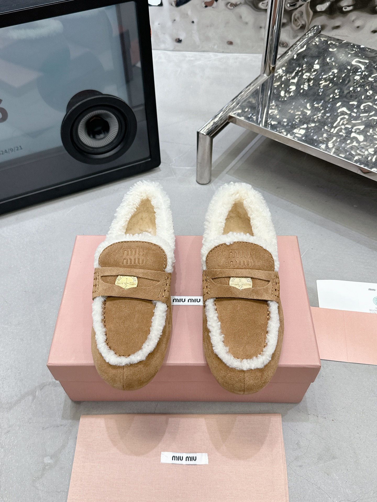 NO:693332,Original development Miu Miu 2025 new sweet retro fur bean shoes Color brown Fabric: Italian imported cow lining: Australian imported lamb hair Outsole Original rubber sole Number of women's size 35-39 40.41 Customized price Extremely cost-effective, volume price, no bargaining for loose orders, loafers fur shoes, miumiu, loafers19860909原版开发 Miu Miu 2025新款甜美复古毛毛豆豆鞋 颜色棕色 面料: 意大利进口牛猄 內里: 澳洲进口羊羔毛 大底原版橡胶底 码数女码 35-39 40.41定做 价格 极致性价比跑量价、散单不议价,乐福鞋毛毛鞋,miumiu,loafers,Women's Shoes