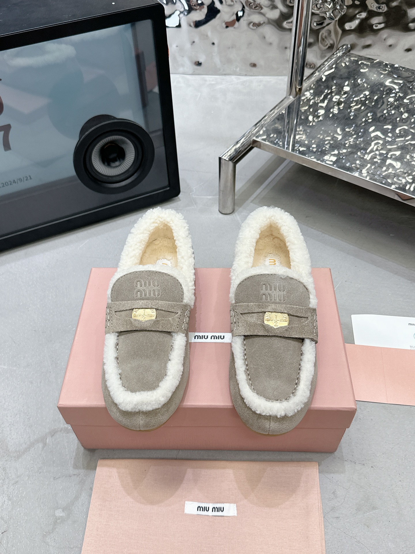 NO:693309,Original development Miu Miu 2025 new sweet retro fur bean shoes Color light gray Fabric: Italian imported cow lining: Australian imported lamb wool Outsole original rubber sole Number of women's size 35-39 40.41 Customized price Extremely cost-effective, volume price, no negotiation for loose orders, loafers fur shoes, miumiu, loafers19860909原版开发 Miu Miu 2025新款甜美复古毛毛豆豆鞋 颜色浅灰 面料: 意大利进口牛猄 內里: 澳洲进口羊羔毛 大底原版橡胶底 码数女码 35-39 40.41定做 价格 极致性价比跑量价、散单不议价,乐福鞋毛毛鞋,miumiu,loafers,Women's Shoes