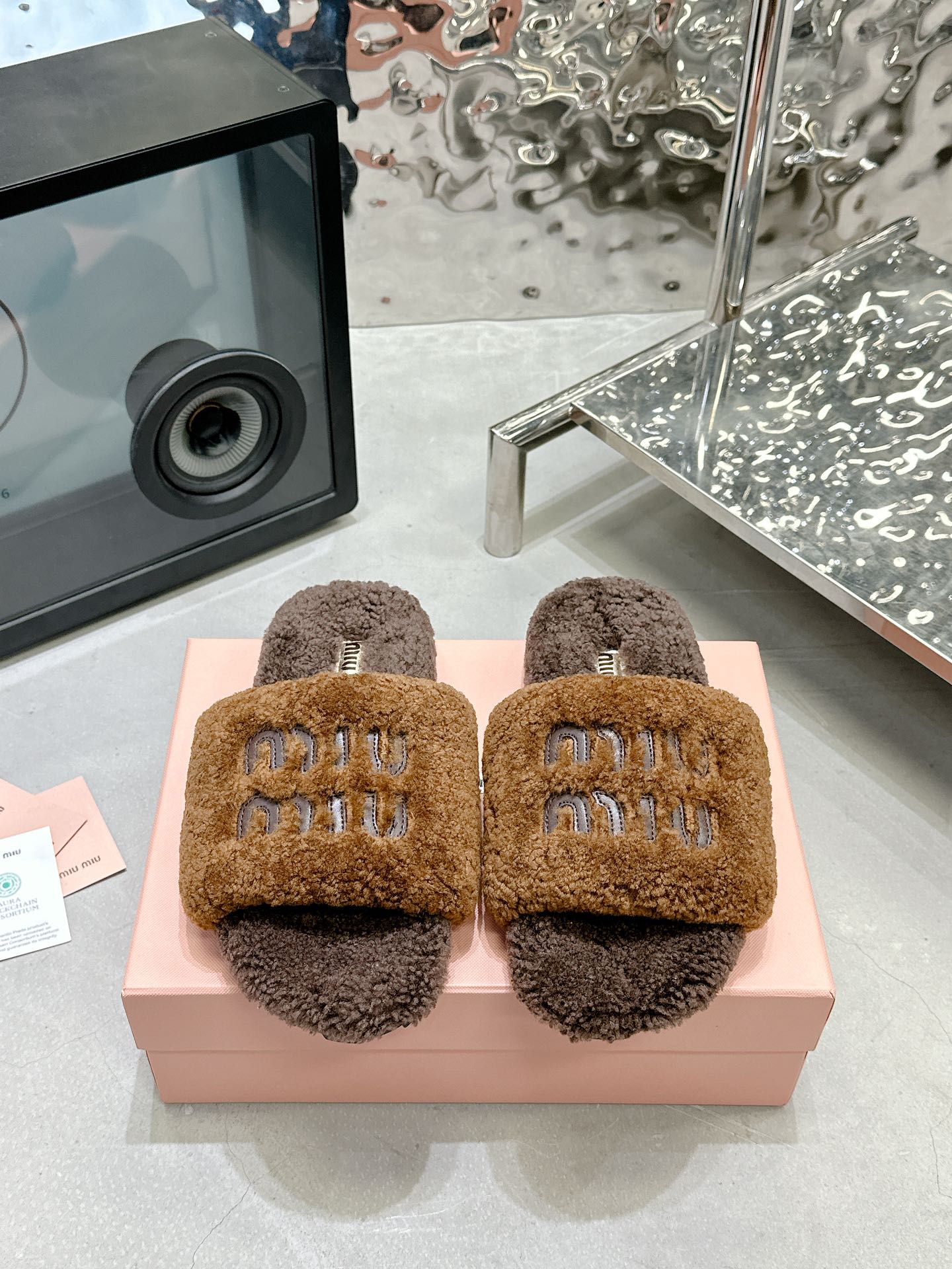 NO:693341,(Thick sole) Original development MiuMiu 2025 new autumn and winter lazy sheep cute fat real wool lazy slippers Color coffee/brown double combination Fabric: Australian imported lamb wool Lining: Australian imported lamb wool Outsole Original rubber outsole Size 35-39 (40.41 customized) Price Extremely cost-effective, quantity price, no bargaining for loose orders, woolen shoes and slippers, miumiu, slippers19860909（厚底）原版开发 MiuMiu缪缪 2025 新款秋冬懒羊羊萌胖萌胖真羊毛懒人拖鞋 颜色咖啡/棕双拼 面料: 澳洲进口羊羔毛 內里: 澳洲进口羊羔毛 大底原版橡胶大底 码数35-39（40.41定做） 价格 极致性价比跑量价、散单不议价,毛毛鞋拖鞋,miumiu,slippers,Women's Shoes