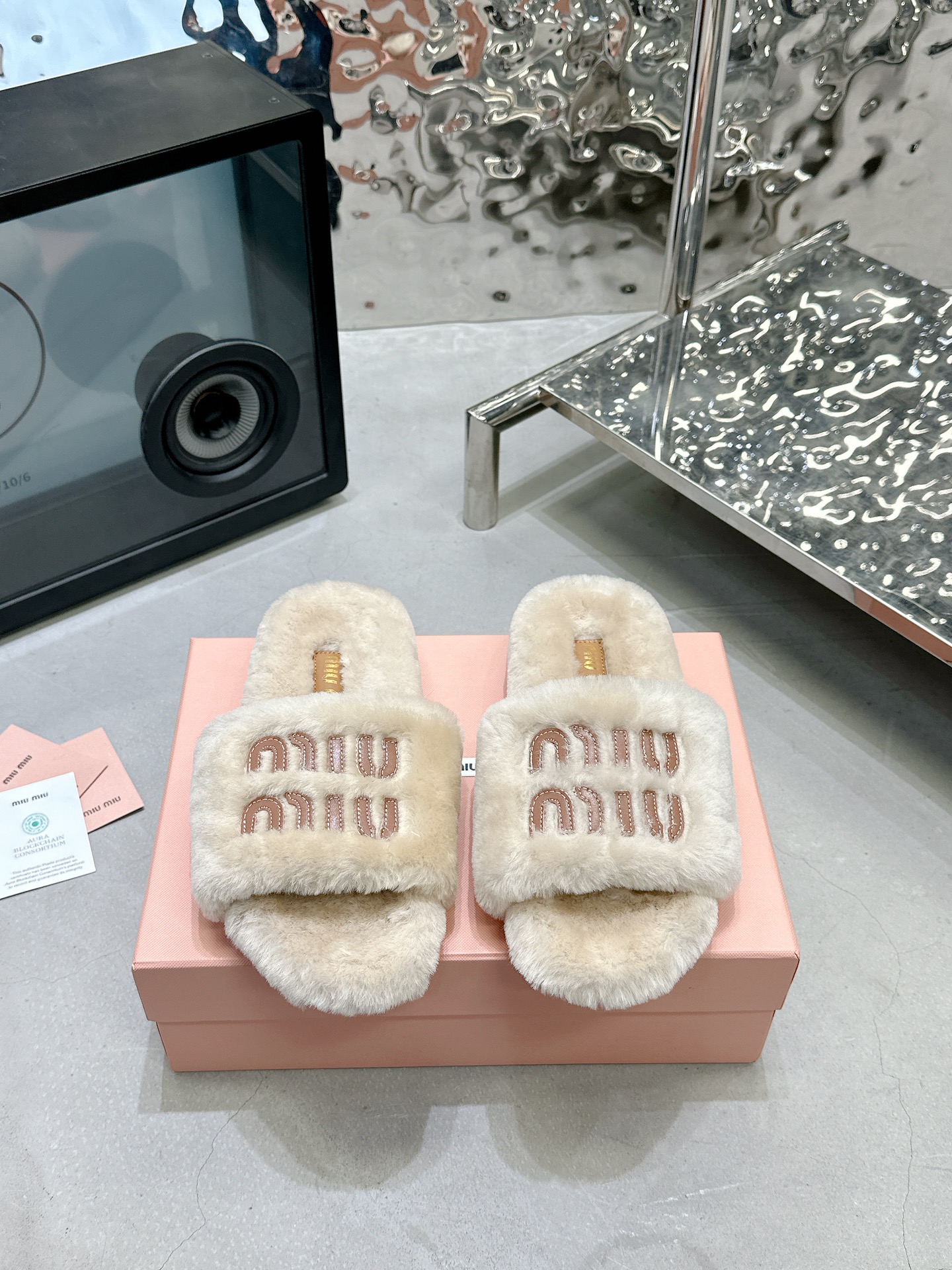 NO:693356,(Thick sole) Original development MiuMiu Miu Miu 2025 new autumn and winter lazy sheep cute fat real wool lazy slippers Color apricot chestnut Fabric: Australian imported lamb wool Lining: Australian imported lamb wool Outsole Original rubber outsole Size 35-39 (40.41 customized) Price Extremely cost-effective, quantity price, no bargaining for loose orders, woolen shoes and slippers, miumiu, slippers19860909（厚底）原版开发 MiuMiu缪缪 2025 新款秋冬懒羊羊萌胖萌胖真羊毛懒人拖鞋 颜色杏栗色 面料: 澳洲进口羊羔毛 內里: 澳洲进口羊羔毛 大底原版橡胶大底 码数35-39（40.41定做） 价格 极致性价比跑量价、散单不议价,毛毛鞋拖鞋,miumiu,slippers,Women's Shoes