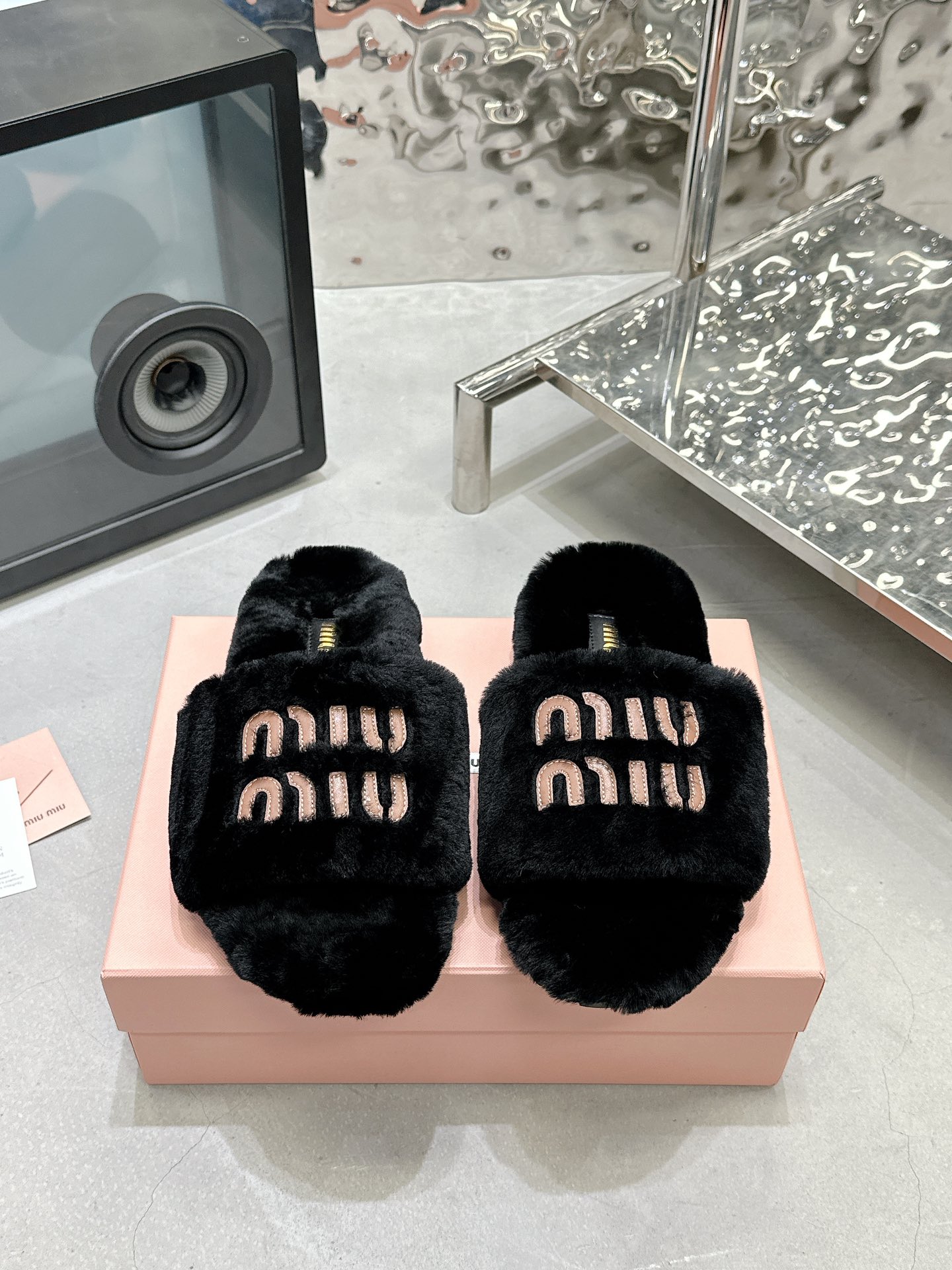 NO:693339,(Thick sole) Original development MiuMiu 2025 new autumn and winter lazy sheep cute fat real wool lazy slippers Elegant black color Fabric: Australian imported lamb wool Lining: Australian imported lamb wool Outsole Original rubber outsole Size 35-39 (40.41 customized) Price Extremely cost-effective, quantity price, no bargaining for loose orders, woolen shoes and slippers, miumiu, slippers19860909（厚底）原版开发 MiuMiu缪缪 2025 新款秋冬懒羊羊萌胖萌胖真羊毛懒人拖鞋 颜色优雅黑 面料: 澳洲进口羊羔毛 內里: 澳洲进口羊羔毛 大底原版橡胶大底 码数35-39（40.41定做） 价格 极致性价比跑量价、散单不议价,毛毛鞋拖鞋,miumiu,slippers,Women's Shoes