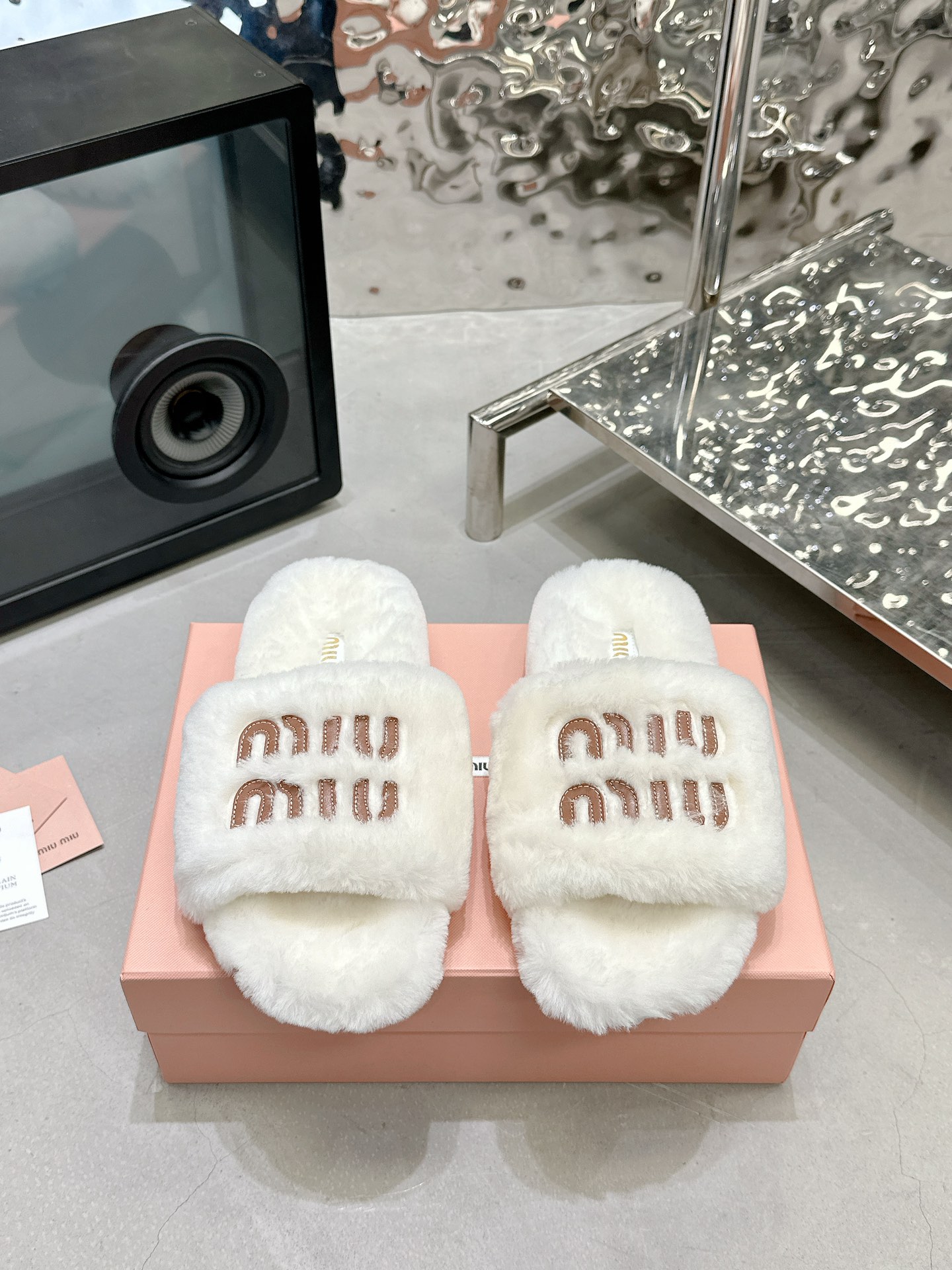 NO:693354,(Thick sole) Original development MiuMiu 2025 new autumn and winter lazy sheep cute fat real wool lazy slippers Color swan white Fabric: Australian imported lamb wool Lining: Australian imported lamb wool Outsole Original rubber outsole Size 35-39 (40.41 customized) Price Extremely cost-effective, quantity price, no negotiation for loose orders, woolen shoes and slippers, miumiu, slippers19860909（厚底）原版开发 MiuMiu缪缪 2025 新款秋冬懒羊羊萌胖萌胖真羊毛懒人拖鞋 颜色天鹅白 面料: 澳洲进口羊羔毛 內里: 澳洲进口羊羔毛 大底原版橡胶大底 码数35-39（40.41定做） 价格 极致性价比跑量价、散单不议价,毛毛鞋拖鞋,miumiu,slippers,Women's Shoes