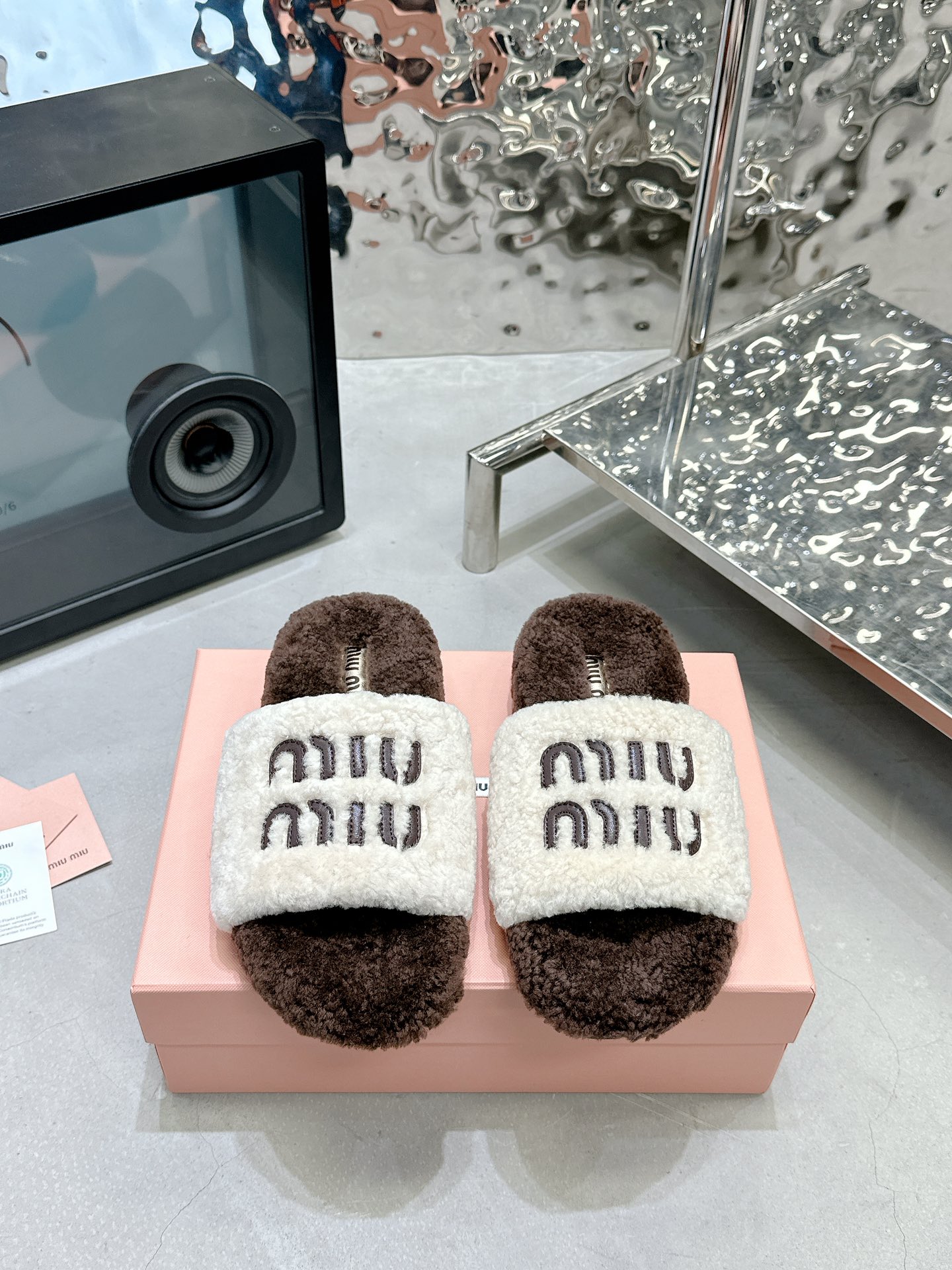 NO:693345,(Thick sole) Original development MiuMiu 2025 new autumn and winter lazy sheep cute fat real wool lazy slippers Color white coffee double spelling Fabric: Australian imported lamb wool Lining: Australian imported lamb wool Outsole Original rubber outsole Size 35-39 (40.41 customized) Price Extremely cost-effective, quantity price, no bargaining for loose orders, woolen shoes and slippers, miumiu, slippers19860909（厚底）原版开发 MiuMiu缪缪 2025 新款秋冬懒羊羊萌胖萌胖真羊毛懒人拖鞋 颜色白咖色 双拼 面料: 澳洲进口羊羔毛 內里: 澳洲进口羊羔毛 大底原版橡胶大底 码数35-39（40.41定做） 价格 极致性价比跑量价、散单不议价,毛毛鞋拖鞋,miumiu,slippers,Women's Shoes