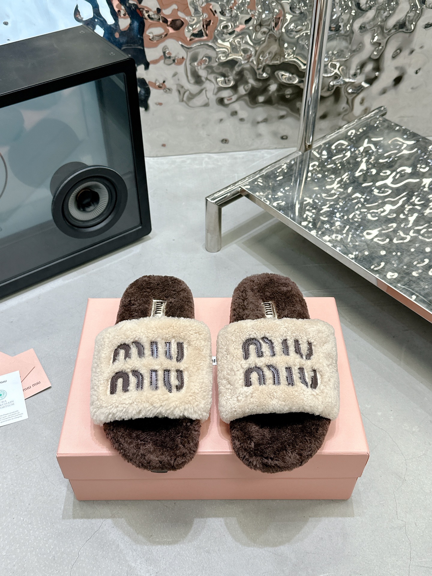 NO:693343,(Thick sole) Original development MiuMiu 2025 new autumn and winter lazy sheep cute fat real wool lazy slippers Color apricot color Double patch Fabric: Australian imported lamb wool Lining: Australian imported lamb wool Outsole Original rubber outsole Size 35-39 (40.41 customized) Price Extremely cost-effective, quantity price, no bargaining for loose orders, woolen shoes and slippers, miumiu, slippers19860909（厚底）原版开发 MiuMiu缪缪 2025 新款秋冬懒羊羊萌胖萌胖真羊毛懒人拖鞋 颜色杏咖色 双拼 面料: 澳洲进口羊羔毛 內里: 澳洲进口羊羔毛 大底原版橡胶大底 码数35-39（40.41定做） 价格 极致性价比跑量价、散单不议价,毛毛鞋拖鞋,miumiu,slippers,Women's Shoes