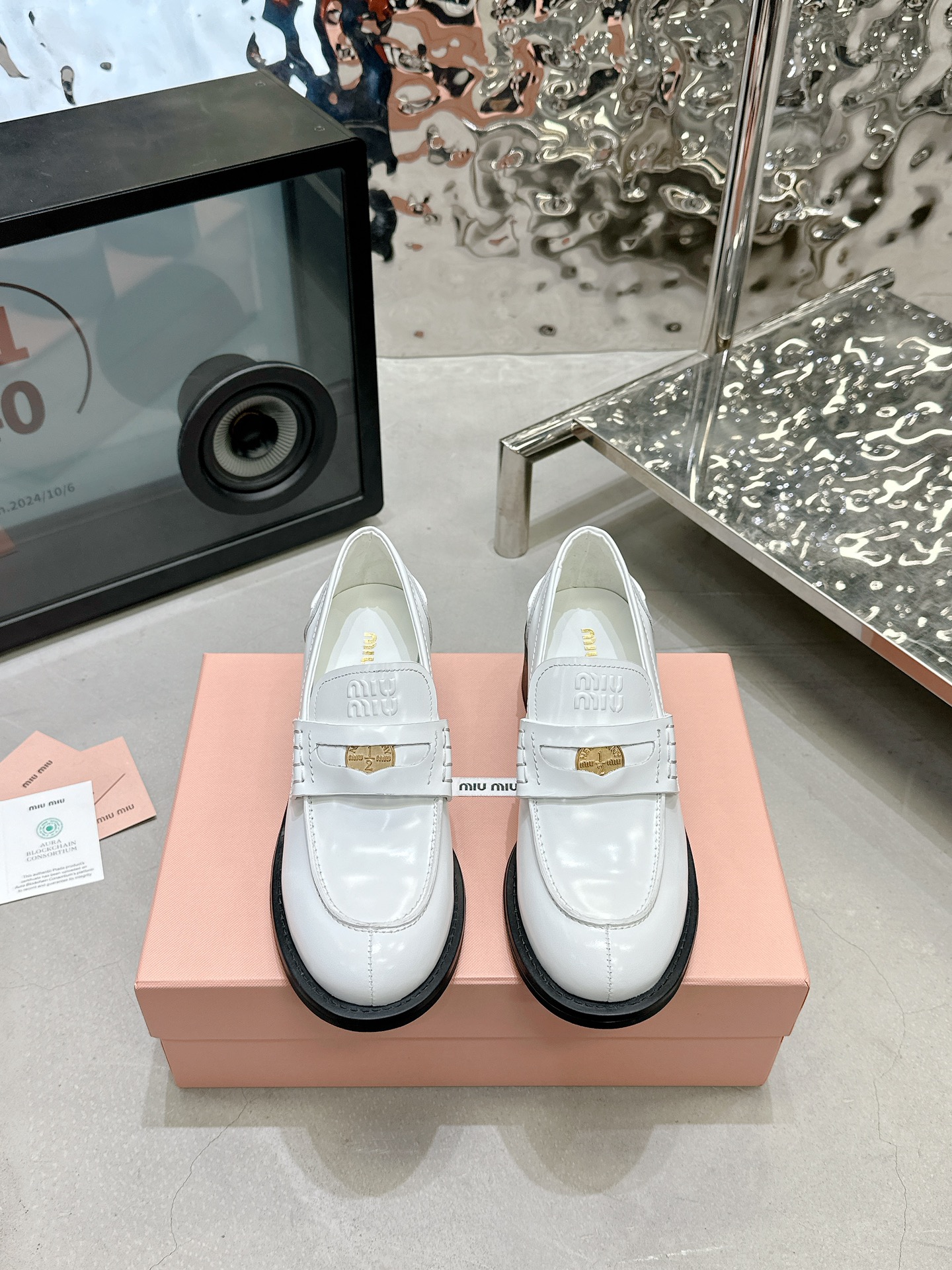 NO:693283,High heels, white open edge beads, fabric: first layer of cowhide, open edge beads, lining: cowhide lining, outsole, original molded outsole, size 35-40 (customized for 40), price, extremely cost-effective, no bargaining., loafers, loafers, cowhide19860909高跟 白开边珠 面料: 头层牛皮、开边珠 內里: 牛皮里 大底原版开模大底 码数35-40（40定做） 价格 极致性价比,不议价.,乐福鞋,loafers,cowhide,Women's Shoes