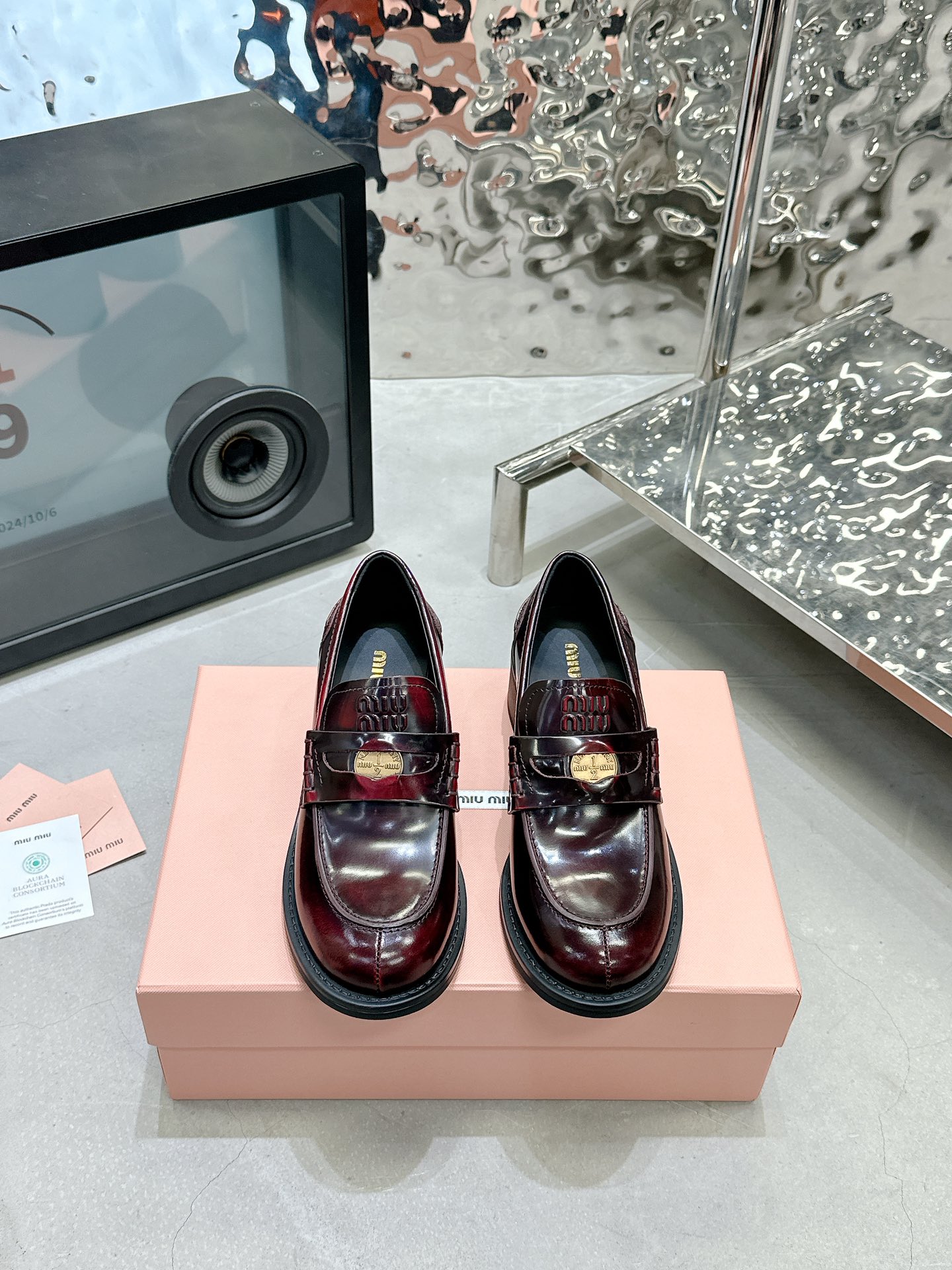 NO:693287,Burgundy rub color open edge beads Fabric: first layer cowhide, open edge beads Inner: cowhide lining Original molded outsole Size 35-40 (customized for 40) Price Extremely cost-effective, no bargaining. Loafers, loafers, cowhide19860909酒红 擦色开边珠 面料: 头层牛皮、开边珠 內里: 牛皮里 大底原版开模大底 码数35-40（40定做） 价格 极致性价比,不议价.,乐福鞋,loafers,cowhide,Women's Shoes
