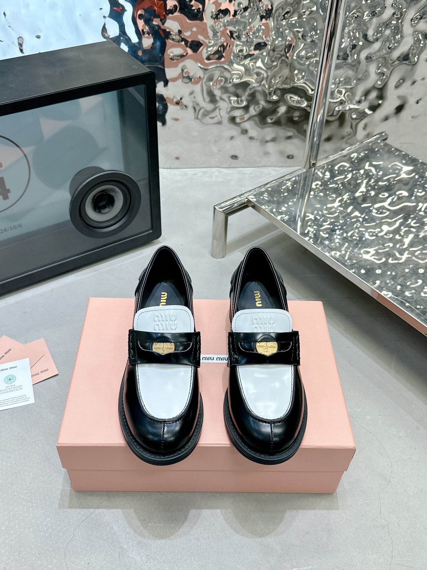 NO:693288,High heels, black and white open edge beads, fabric: first-layer cowhide, open edge beads, lining: cowhide lining, outsole, original molded outsole, size 35-40 (customized for 40), price, extremely cost-effective, no negotiation., loafers, loafers, cowhide19860909高跟 黑白开边珠 面料: 头层牛皮、开边珠 內里: 牛皮里 大底原版开模大底 码数35-40（40定做） 价格 极致性价比,不议价.,乐福鞋,loafers,cowhide,Women's Shoes