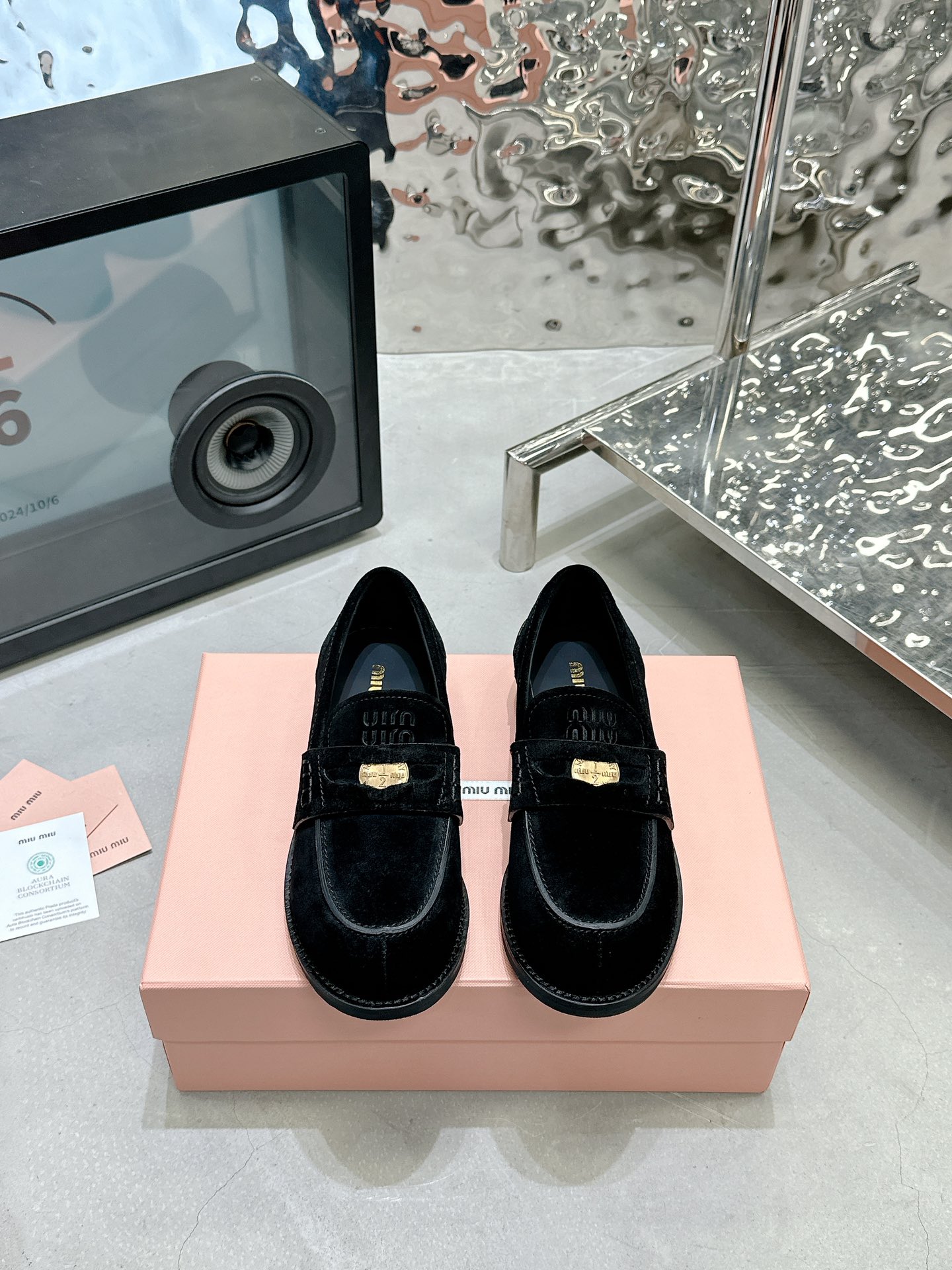 NO:693292,Flat bottom black matte fabric: first layer of cowhide, open edge beads lining: cowhide lining outsole original molded outsole size 35-40 (customized for 40) price extremely cost-effective, no bargaining. Loafers, loafers, cowhide19860909平底 黑磨砂 面料: 头层牛皮、开边珠 內里: 牛皮里 大底原版开模大底 码数35-40（40定做） 价格 极致性价比,不议价.,乐福鞋,loafers,cowhide,Women's Shoes
