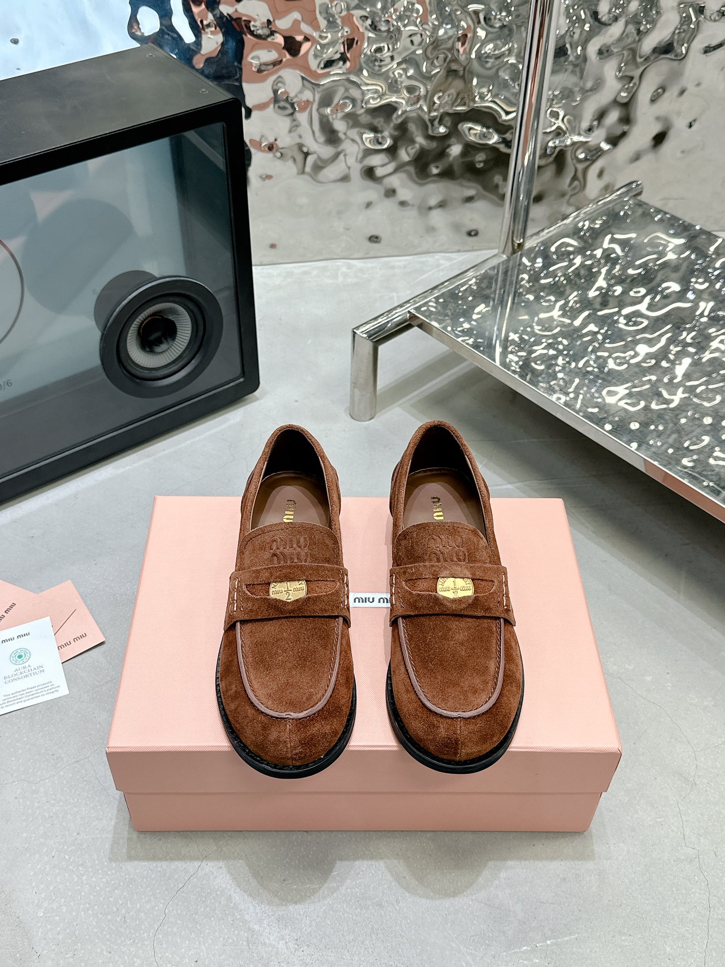 NO:693294,Flat bottom brown matte fabric: first layer cowhide, open edge beads lining: cowhide lining outsole original molded outsole size 35-40 (customized for 40) price extremely cost-effective, no bargaining. Loafers, loafers, cowhide19860909平底 棕磨砂 面料: 头层牛皮、开边珠 內里: 牛皮里 大底原版开模大底 码数35-40（40定做） 价格 极致性价比,不议价.,乐福鞋,loafers,cowhide,Women's Shoes