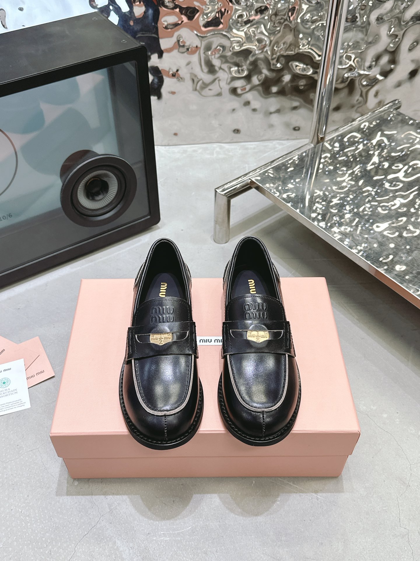 NO:693296,Flat bottom black rubbed cowhide Fabric: first layer cowhide, open edge beads Inner: cowhide lining Original molded outsole Size 35-40 (customized for 40) Price Extremely cost-effective, no bargaining. Loafers, loafers, cowhide19860909平底 黑擦牛皮 面料: 头层牛皮、开边珠 內里: 牛皮里 大底原版开模大底 码数35-40（40定做） 价格 极致性价比,不议价.,乐福鞋,loafers,cowhide,Women's Shoes