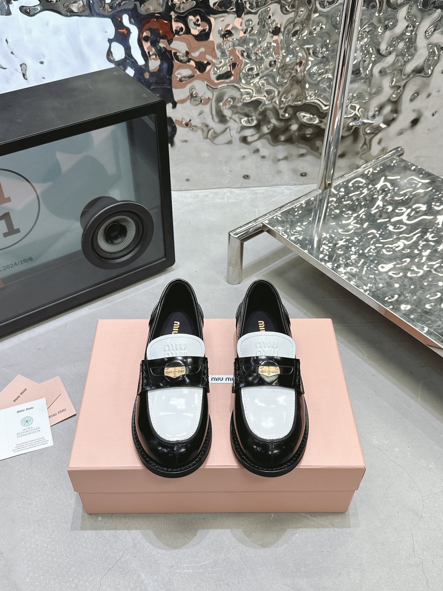 NO:693298,Flat bottom, black and white open edge beads, fabric: first layer cowhide, open edge beads, lining: cowhide lining, outsole, original molded outsole, size 35-40 (customized for 40), price, extremely cost-effective, no bargaining., loafers, loafers, cowhide19860909平底 黑白开边珠 面料: 头层牛皮、开边珠 內里: 牛皮里 大底原版开模大底 码数35-40（40定做） 价格 极致性价比,不议价.,乐福鞋,loafers,cowhide,Women's Shoes