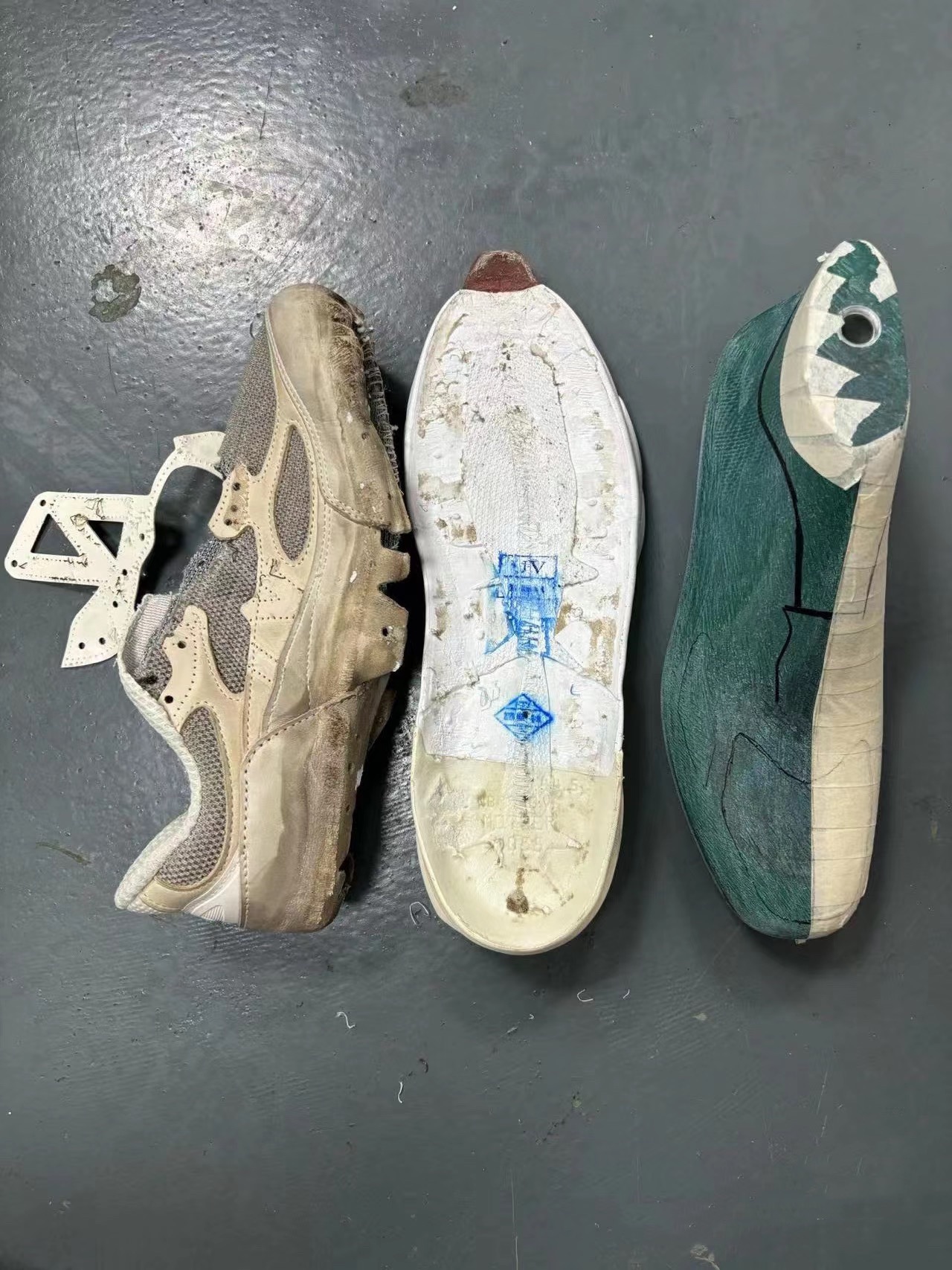 NO:561624,Loroiana × Newbalance The 23-day major project from September 5th to today was completed. The first time I got the outsole grinding tool was to find faults and fight. In order to make good shoes with ingenuity and unique spirit, the grinding tool for women's shoes costs 9W and men's shoes 90,000. Good shoes are really made with money. Lady size35-40 men size39-45 Analysis of the original outsole structure, the forefoot position improves comfort 1 grinding tool Heel position improves comfort I grinding tool  The outsole has 3 grinding tools. The entire shoe has 4 color combinations. The overall structure of the outsole is made up of 5 grinding tools. Let’s popularize the red mark - the colors you see are independent grinding tools. Without adding any S, only this version of the outsole is 100% the original version. The overall structure of the outsole is a combination of 5 grinding tools. The outsole is ground based on human body principles. The color is very positive with 0 color difference.   2. The softness and comfort of the material greatly improves the feel of the shoes and does not tire the feet. The soles are wear-resistant and not deformed. The characteristics of MODEL soles include light weight, good elasticity, and strong shock resistance. 3. There will be no color transfer, no fading, and no fading during use, allowing the beauty to be preserved forever. Casual shoes/sports shoes, loro piana, sneakers19860909Loroiana × Newbalance 9月5号到今天为期23天的大工程搞定了 拿到大底磨具第一时间就是找茬大作战 匠心独具精神为了做好鞋 女鞋磨具费9W十男鞋9万 好鞋子还真是拿钱做出来的 lady size35-40 men size39-45 原版大底结构分析,前掌位提高舒适度1磨具 后跟位提高舒适度I磨具 大底底花3个磨具 整个鞋子4个颜色配色搭配 大底整体结构5个磨具组合而成 普及一下 红色标记-看到的颜色都是独立的磨具 不加任何S,只有这个版本大底才是百分百对标原版 大底整体结构5个磨具组合而成 开磨大底有的是人体公学原理 1开出来颜色非常正0色差 2材质的柔软舒适度大大提高鞋脚感,不累脚,鞋底耐磨不变形,MODEL鞋底的特性包括质轻、弹性好、抗震性能强 3使用过程不会串色,不会掉色,不会褪色,让美观度永久保留,休闲鞋/运动鞋,loro piana,sneakers,Women's Shoes