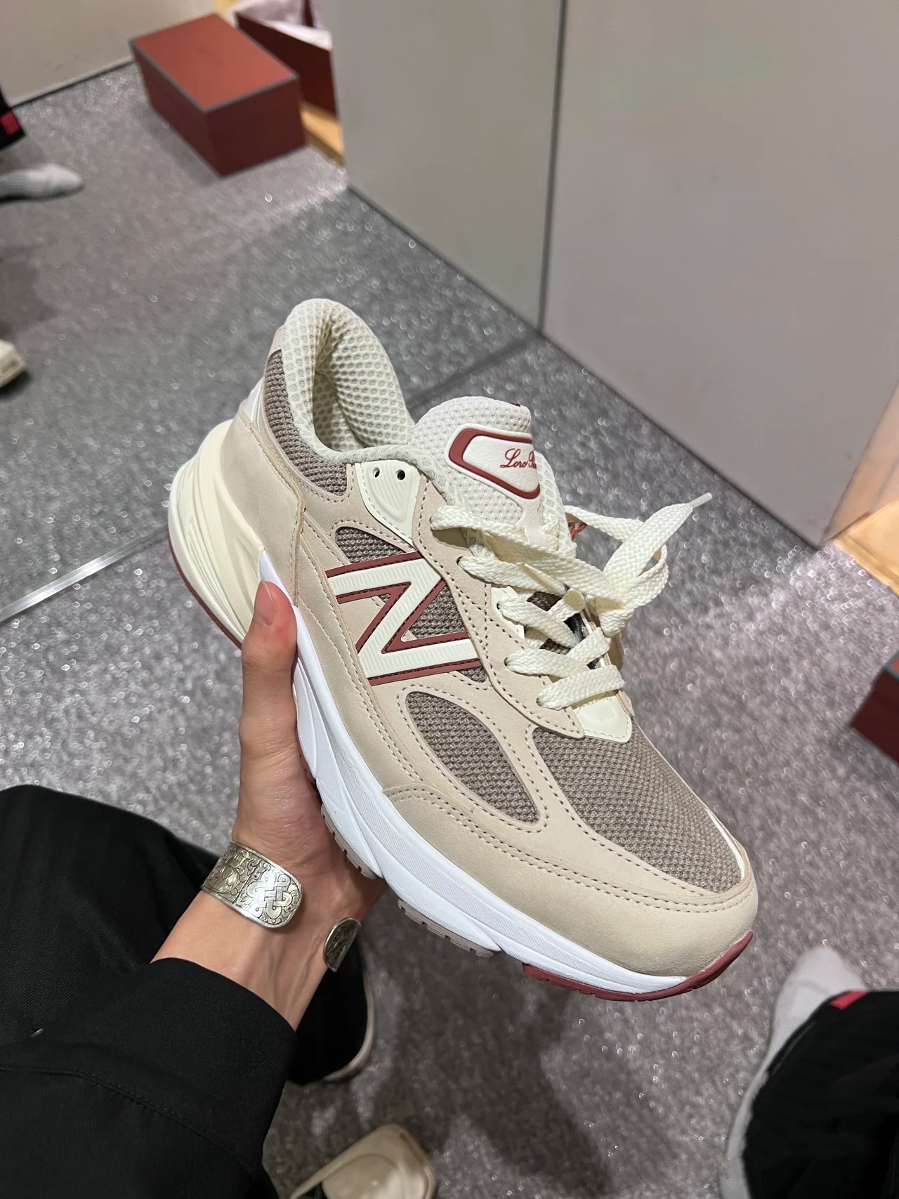 NO:561620,The most luxurious collaboration!  Loro Piana joins hands with New Balance! The top luxury fashion and sports brand is a dream crossover, and 'high-end sports' has gradually become a new choice for quality life among today's young people. With a century-old history, Italy's top luxury brand - Loro Piana, joins hands with New Balance to create v6 co-branded shoes. With this new product, Loro Piana has injected new inspiration into the classic series. High-quality leather, sourced from New Zealand's unique Loro Piana Pecora  Nera@ wool, as well as the right details such as color matching and exquisite craftsmanship, without exception reflect the common pursuit of inheritance, innovation and excellent quality of these two classic brands. Relaxed and elegant, perhaps this pair of Loro Piana x New Balance   The subtlety of v6.,casual shoes/sneakers,loro piana,sneakers19860909顶奢联名！ Loro Piana 携手 New Balance ! 顶奢时尚与运动品牌梦幻跨界,「高端运动」逐渐成为当下年轻人对品质生活的全新选择. 拥有百年历史,意大利顶级奢侈品牌——Loro Piana,携手 New Balance打造v6联名鞋款. 此番新品,Loro Piana为经典系列注入全新灵感.高品质皮革、源自新西兰特有的Loro Piana Pecora Nera@羊毛,以及色彩搭配、精致手工艺等恰到好处的细节处理,无一例外体现了这两个经典品牌 对传承、创新和卓越品质的共同追求. 松弛且优雅,或许是这双Loro Piana x New Balance v6的精妙所在吧.,休闲鞋/运动鞋,loro piana,sneakers,Women's Shoes