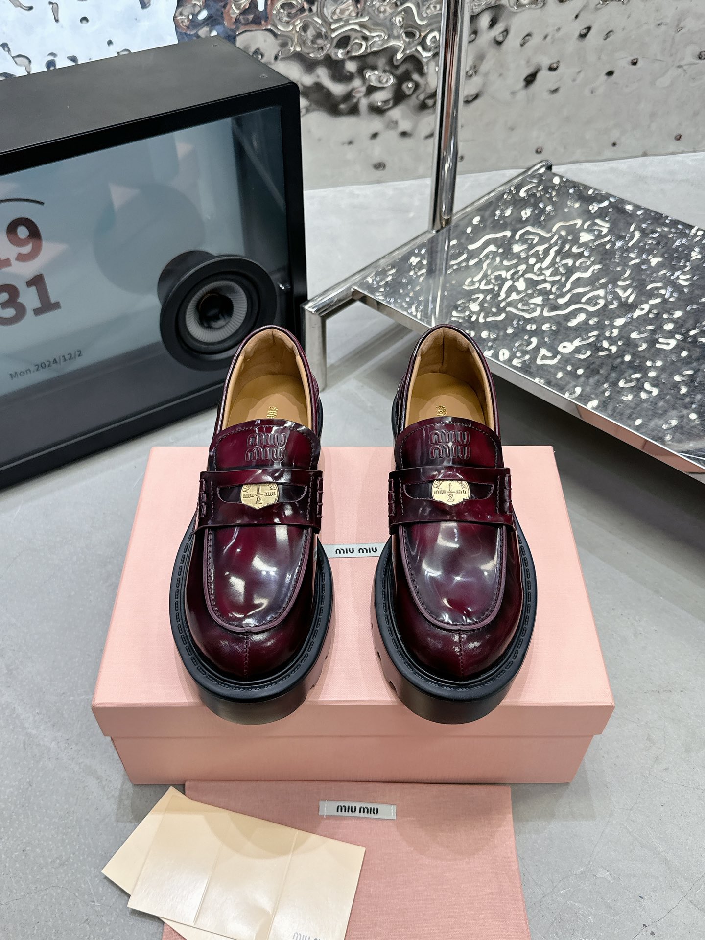 NO:693305,Miu Miu gold coin thick-soled loafers. Fabric: open edge beads. Lining: cow leather outsole. Original open molded outsole. Size 35-40 (customized for 40). Price. Extremely cost-effective, no bargaining. Loafers, loafers19860909缪缪金币厚底乐福鞋 面料: 开边珠 內里: 牛里 大底原版开模大底 码数35-40（40定做） 价格 极致性价比,不议价.,乐福鞋,loafers,Women's Shoes