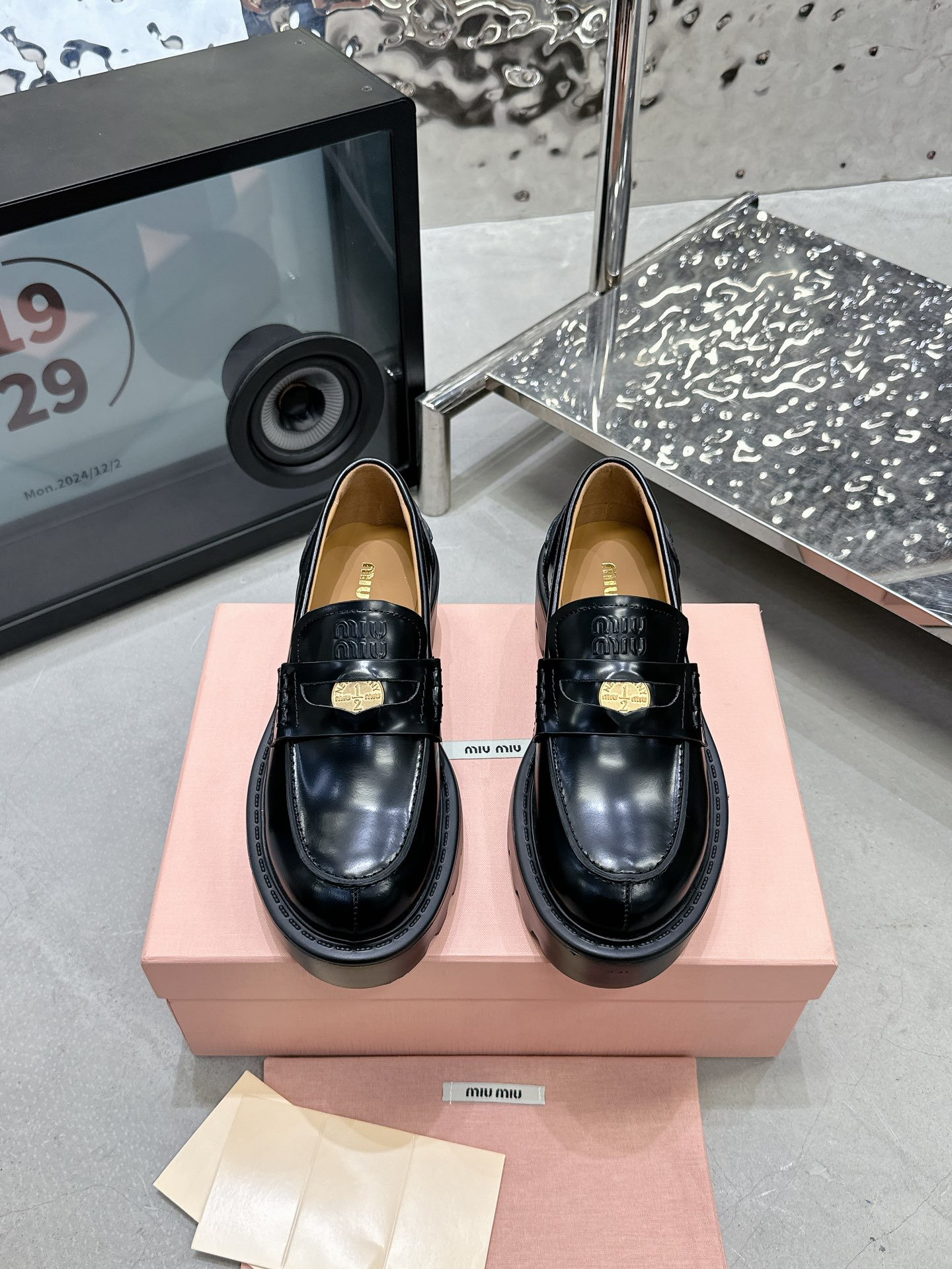 NO:693307,Miu Miu gold coin thick-soled loafers. Fabric: Polished leather brown. Inner lining: Cow leather outsole. Original molded outsole. Size 35-40 (customized for 40). Price. Extremely cost-effective, no bargaining. Loafers, loafers19860909缪缪金币厚底乐福鞋 面料: 擦色皮棕 內里: 牛里 大底原版开模大底 码数35-40（40定做） 价格 极致性价比,不议价.,乐福鞋,loafers,Women's Shoes