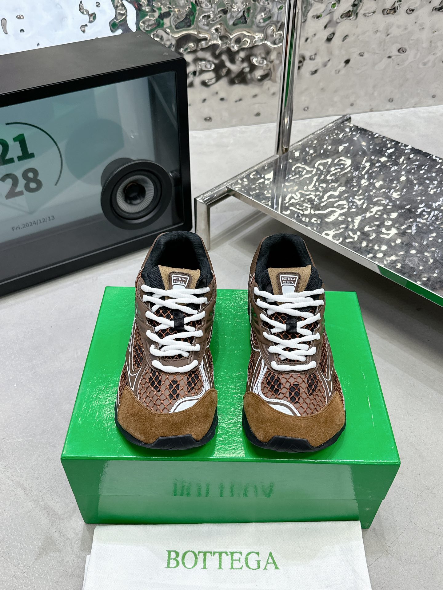 NO:693144,Back to the Millennium! BV ORBIT sneakers are really cool! Inspired by the free and casual retro style of the 1990s, Bottega Veneta launches a new unisex sneaker Orbit series. While ensuring casual comfort, the orbit sneakers are also meticulously crafted and matched with the selected mesh fabric to echo the brand's iconic Intreccio weaving elements to achieve a light foot feel. The exquisite and avant-garde design brings a new interpretation, paying tribute to individual style in the collision of function and silhouette, creating a timeless style. 'Dynamic' is Matthieu One of the important design concepts of Blazy. While being comfortable to wear, it can also elegantly modify the foot lines, and can be freely matched with trousers or skirts, allowing you to easily control a variety of daily styles. Fabric: Original molded film/cowboy Lining: Original breathable mesh/sheepskin outsole Original molded outsole Size: Female 35-40 (customized at 40) Male 39-45 (customized at 45) Price Film Cowboy Men's Extremely cost-effective, no bargaining.,casual shoes/sports shoes,bottega veneta,bottega veneta,sneakers,skirts,sheepskin19860909回归千禧年！BV ORBIT 运动鞋真的好帅！ Bottega Veneta 以 90 年代自由随性的复古风格为灵感,推出全新的中性运动鞋 Orbit 系列. orbit 运动鞋在保证休闲舒适的同时,不乏造型设计的精细雕琢,搭配甄选网纱面料呼应品牌标志性 Intreccio 编织元素,以此实现轻盈的脚感. 以精致前卫的设计带来全新的演绎,在功能与廓形的碰撞中致敬个性风采、打造永不过时的造型风格. “动态”是Matthieu Blazy 的重要设计理念之一.在 穿着舒适的同时,还可以优雅修饰足部线条,更能自由搭配裤装或裙装,轻松驾驭多种日常风格. 面料: 原版开模胶片/牛猄 內里: 原版透气网/羊皮 大底原版开模大底 码数女35-40（40定做） 男39-45（45定做） 价格胶片 牛猄 男款 极致性价比,不议价.,休闲鞋/运动鞋,bottega veneta,bottega veneta,sneakers,skirts,sheepskin,Women's Shoes