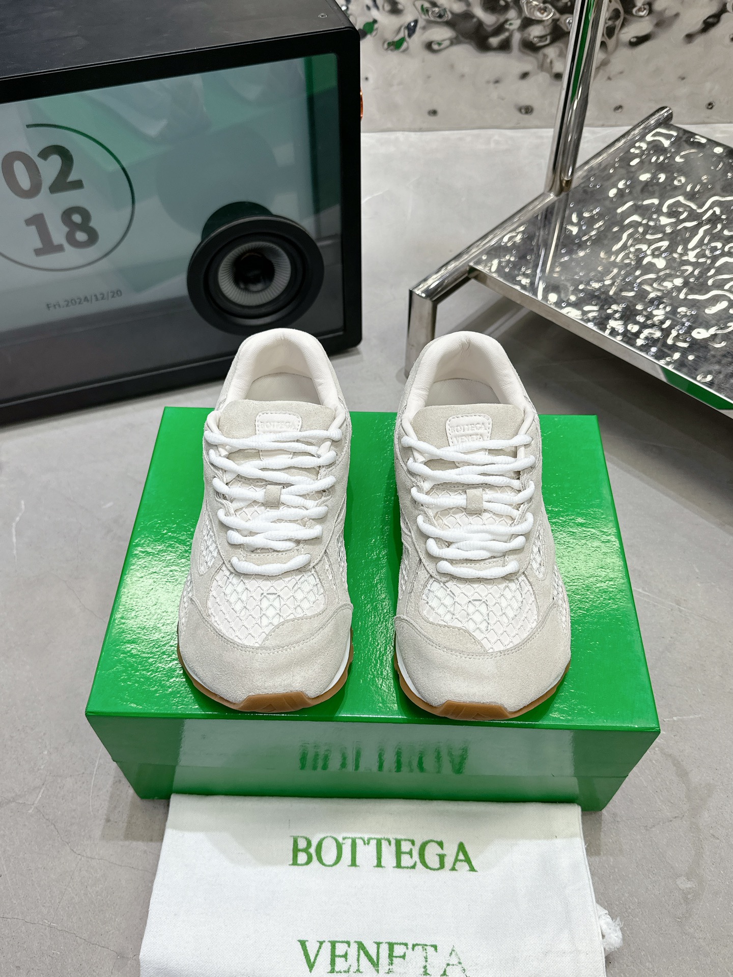 NO:438568,Return to the Millennium! BV ORBIT sneakers are really handsome! Bottega Veneta is inspired by the free and casual retro style of the 1990s and launched the new neutral sneaker Orbit series. While ensuring casual comfort, orbit sneakers are exquisitely carved with fine styling, and are matched with selected mesh fabrics to echo the brand’s iconic Intreccio braiding elements to achieve a light foot feeling. It brings a new interpretation with a refined and avant-garde design, paying tribute to the personality style in the collision of functions and silhouettes and creating a style that never goes out of date. 'Dynamic' is one of Matthieu Blazy's important design concepts. While wearing comfortably, it can also elegantly modify the foot lines, and can also be freely matched with pants or skirts, and easily control a variety of daily styles. Fabric: Original mold opening film/Necklid: Original breathable mesh/Sheepskin Large sole Original mold opening Size 35-40 for women (customized for 40) for men 39-45 for 45 for 45 for price film for men men extreme cost performance, no bargaining., casual shoes/sports shoes, bottega veneta, bottega veneta, bottega veneta, sneakers, skirts, sheepskin19860909回归千禧年！BV ORBIT 运动鞋真的好帅！ Bottega Veneta 以 90 年代自由随性的复古风格为灵感,推出全新的中性运动鞋 Orbit 系列. orbit 运动鞋在保证休闲舒适的同时,不乏造型设计的精细雕琢,搭配甄选网纱面料呼应品牌标志性 Intreccio 编织元素,以此实现轻盈的脚感. 以精致前卫的设计带来全新的演绎,在功能与廓形的碰撞中致敬个性风采、打造永不过时的造型风格. “动态”是Matthieu Blazy 的重要设计理念之一.在 穿着舒适的同时,还可以优雅修饰足部线条,更能自由搭配裤装或裙装,轻松驾驭多种日常风格. 面料: 原版开模胶片/牛猄 內里: 原版透气网/羊皮 大底原版开模大底 码数女35-40（40定做） 男39-45（45定做） 价格胶片 牛猄 男款 极致性价比,不议价.,休闲鞋/运动鞋,bottega veneta,bottega veneta,sneakers,skirts,sheepskin,Women's Shoes