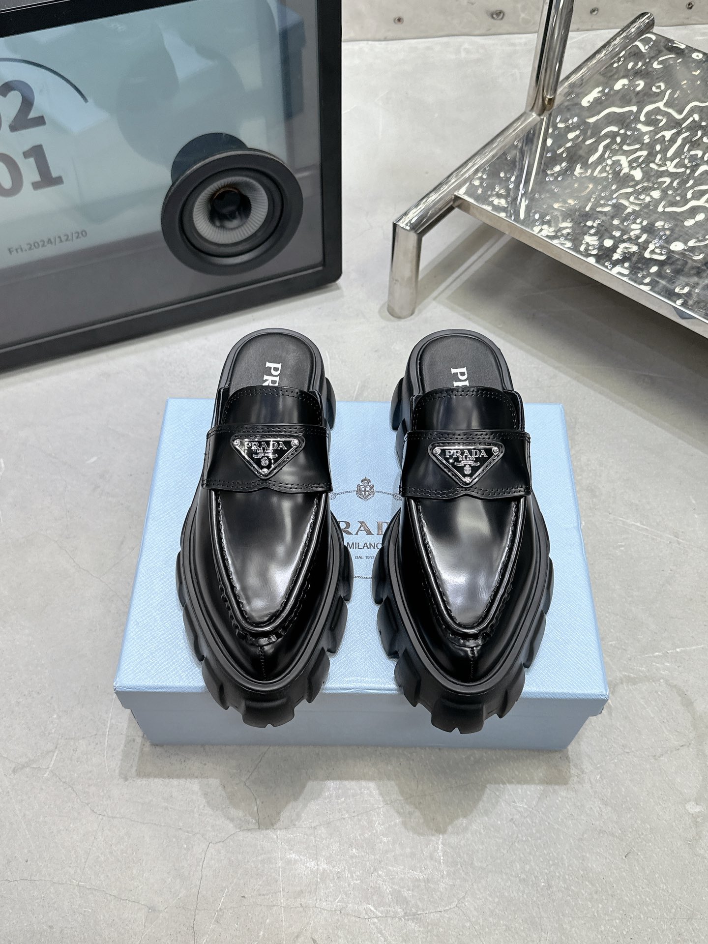 NO:693203,Prada Thick Sole Pointed Toe Semi-Toe This avant-garde and unique loafer embodies the concept of duality in the brand's aesthetic language. The modern large sole presents a unique thick design, opening a clever dialogue with the elegant glossy leather upper. It blends contradictory and opposite images, mixes and matches without losing harmony, and creates a timeless silhouette. The enameled metal triangle logo decoration shows the brand's iconic elements. Fabric: First-grain cowhide, open edge beads Interior: Leather lining, original molded outsole, size 35-40 (customized for 40), price single shoe (half support), extremely cost-effective, no negotiation., loafers and half slippers, prada, loafers, cowhide19860909Prada 厚底尖头半托 这款前卫而别致的乐福鞋演绎品牌美学语言中的二元性理念.摩登的大号鞋底呈现别出心裁的厚重感设计,与考究的亮面皮革鞋面开启巧妙对话. 融汇矛盾对立的意象,混搭之间不失和谐,塑造隽永的廓形.涂珐琅金属三角形徽标装饰展现品牌标志性元素. 面料: 头层牛皮、开边珠 內里: 牛皮里 大底原版开模大底 码数35-40（40定做） 价格单鞋（半托） 极致性价比,不议价.,乐福鞋半拖,prada,loafers,cowhide,Women's Shoes