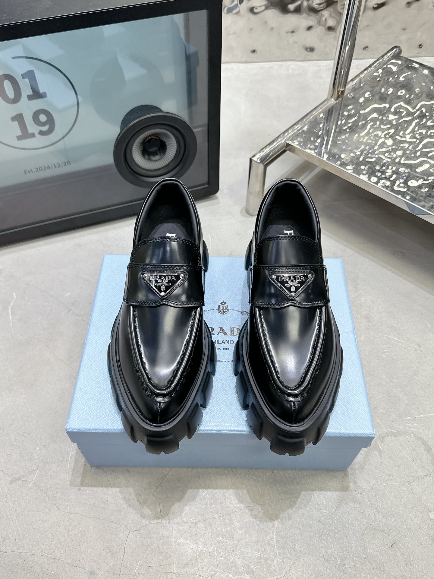 NO:693205,Prada Thick Sole Pointed Toe Shoes This avant-garde and chic loafer interprets the concept of duality in the brand's aesthetic language. The modern large sole presents a unique thick design, opening a clever dialogue with the elegant glossy leather upper. It blends contradictory and opposite images, mixes and matches without losing harmony, and creates a timeless silhouette. The enameled metal triangle logo decoration shows the brand's iconic elements. Fabric: First-grain cowhide, open edge beads Interior: Leather lining, original molded outsole, size 35-40 (customized for 40), price single shoe (half support), extremely cost-effective, no negotiation., loafers and half slippers, prada, loafers, cowhide19860909Prada 厚底尖头单鞋 这款前卫而别致的乐福鞋演绎品牌美学语言中的二元性理念.摩登的大号鞋底呈现别出心裁的厚重感设计,与考究的亮面皮革鞋面开启巧妙对话. 融汇矛盾对立的意象,混搭之间不失和谐,塑造隽永的廓形.涂珐琅金属三角形徽标装饰展现品牌标志性元素. 面料: 头层牛皮、开边珠 內里: 牛皮里 大底原版开模大底 码数35-40（40定做） 价格单鞋（半托） 极致性价比,不议价.,乐福鞋半拖,prada,loafers,cowhide,Women's Shoes