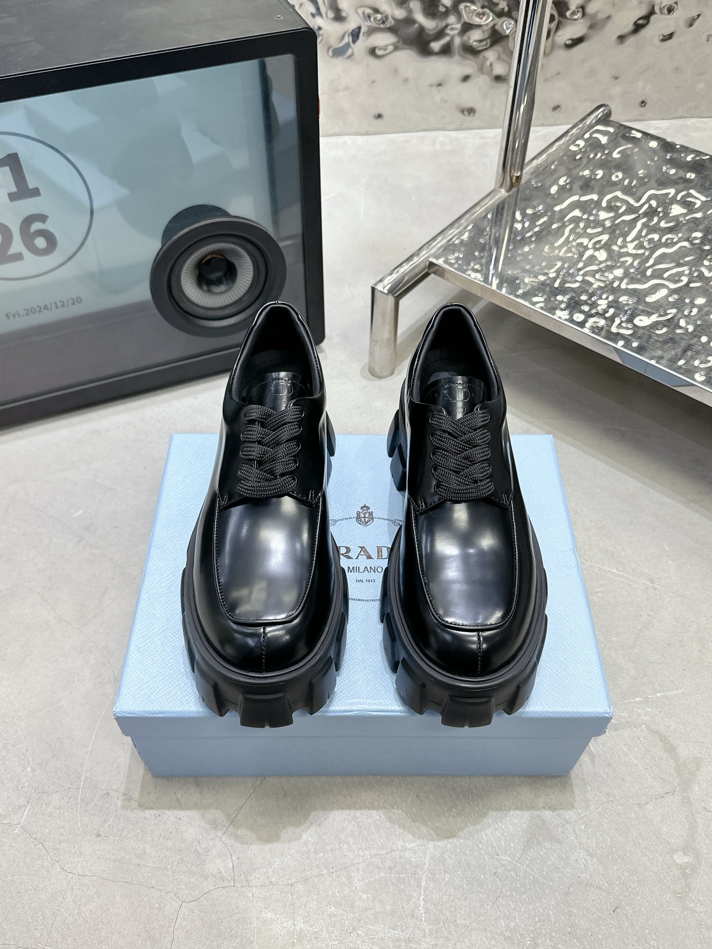 NO:693199,Prada thick-soled square-toe lace-up shoes. This avant-garde and chic loafer embodies the concept of duality in the brand's aesthetic language. The modern large sole presents a unique thick design, opening a clever dialogue with the sophisticated glossy leather upper. It blends contradictory and opposite images, mixing and matching without losing harmony, creating a timeless silhouette. The enameled metal triangle logo decoration shows the brand's iconic elements. Fabric: First-grain cowhide, open edge beads Lining: cowhide lining, original open molded outsole, size 35-40 (customized in 40), price, matte black, men's size 39-45. Extremely cost-effective, no bargaining, loafers, prada, loafers, cowhide19860909Prada 厚底方头系带单鞋 这款前卫而别致的乐福鞋演绎品牌美学语言中的二元性理念.摩登的大号鞋底呈现别出心裁的厚重感设计,与考究的亮面皮革鞋面开启巧妙对话. 融汇矛盾对立的意象,混搭之间不失和谐,塑造隽永的廓形.涂珐琅金属三角形徽标装饰展现品牌标志性元素. 面料: 头层牛皮、开边珠 內里: 牛皮里 大底原版开模大底 码数35-40（40定做） 价格 哑光黑色可做男款39-45. 极致性价比,不议价,乐福鞋,prada,loafers,cowhide,Women's Shoes