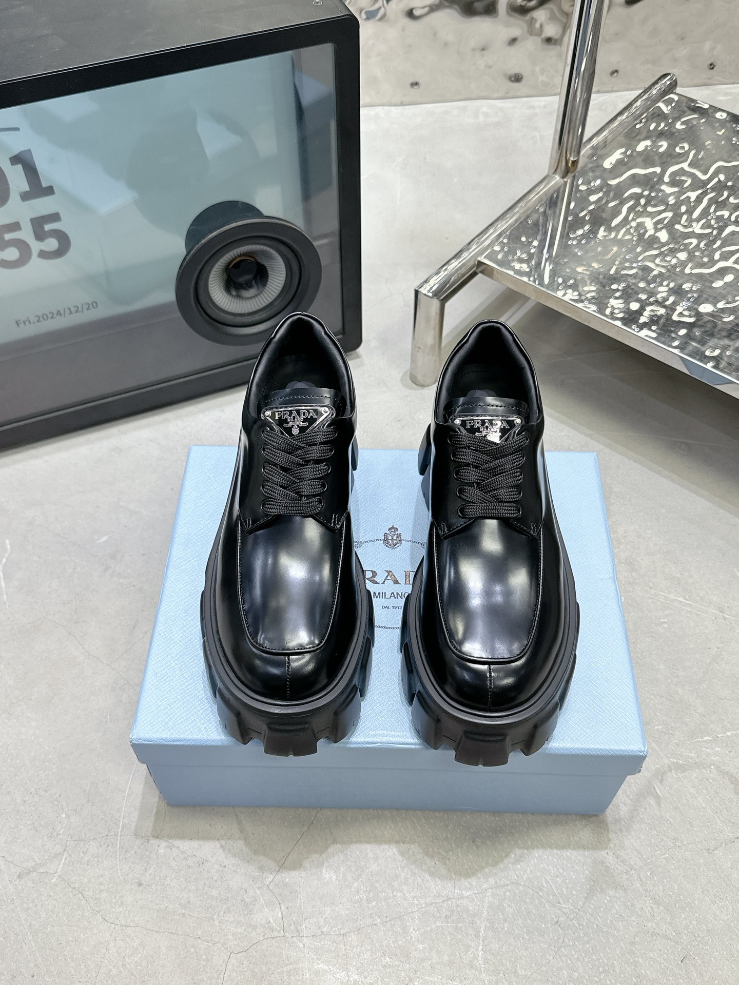 NO:693201,Prada Platform Square Toe Shoes Lace-Up Tongue Buckle This avant-garde and unique loafer interprets the concept of duality in the brand's aesthetic language. The modern large sole presents a unique thick design, creating a clever dialogue with the elegant glossy leather upper. It blends contradictory and opposite images, mixes and matches without losing harmony, and creates a timeless silhouette. The enameled metal triangle logo decoration shows the brand's iconic elements. Fabric: Open edge beads/patent leather Lining: cowhide lining, original open molded outsole, size 35-40 (customized in 40), price, matte black, men's size 39-45. Extremely cost-effective, no bargaining, loafers, prada, loafers, cowhide19860909Prada 厚底方头单鞋 系带鞋舌扣 这款前卫而别致的乐福鞋演绎品牌美学语言中的二元性理念.摩登的大号鞋底呈现别出心裁的厚重感设计,与考究的亮面皮革鞋面开启巧妙对话. 融汇矛盾对立的意象,混搭之间不失和谐,塑造隽永的廓形.涂珐琅金属三角形徽标装饰展现品牌标志性元素. 面料: 开边珠/漆皮 內里: 牛皮里 大底原版开模大底 码数35-40（40定做） 价格 哑光黑色可做男款39-45. 极致性价比,不议价,乐福鞋,prada,loafers,cowhide,Women's Shoes