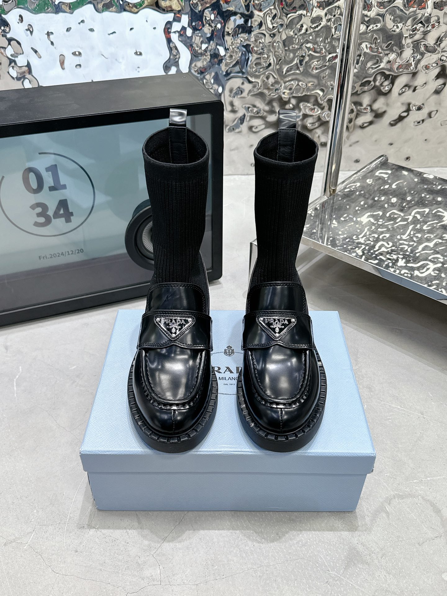 NO:693197,Prada’s classic triangular logo socks, loafers and short boots are known as all-rounders in the matching industry and have a high wear rate! ! This design is so considerate. You can also use loafers in winter. Socks are warmer than single shoes. The knitted boot shaft is also very slim. The shape of the shoe is simply screaming. The front and sides are curved, which fits the curve of the foot very well. It has a 360-degree style with no dead ends. It is full of high-end texture and feels extremely comfortable on the feet. The TPU outsole is wear-resistant and non-slip! Absolutely durable! Fabric: Open edge beads Lining: Cowhide lining Original open molded outsole Size 35-40 (customized for 40) Price Extremely cost-effective, no bargaining, boots, prada, loafers, boots, cowhide, socks19860909prada经典三角标袜子乐福鞋短靴 号称搭配界的全能选手 实穿率敲高！！ 这设计也太贴心了 冬天也可以乐福鞋啦 套袜比单鞋要更保暖针织器靴筒也很显瘦 鞋型简直让人尖叫 正面和侧面都是有弧度的 非常贴合脚步曲线 做到了 360 度无死角的洋气 满满的高级质感 脚感舒服到炸 TPU大底 耐磨又防滑！绝对耐穿！ 面料: 开边珠 內里: 牛皮里 大底原版开模大底 码数35-40（40定做） 价格 极致性价比,不议价,靴子,prada,loafers,boots,cowhide,socks,Women's Shoes