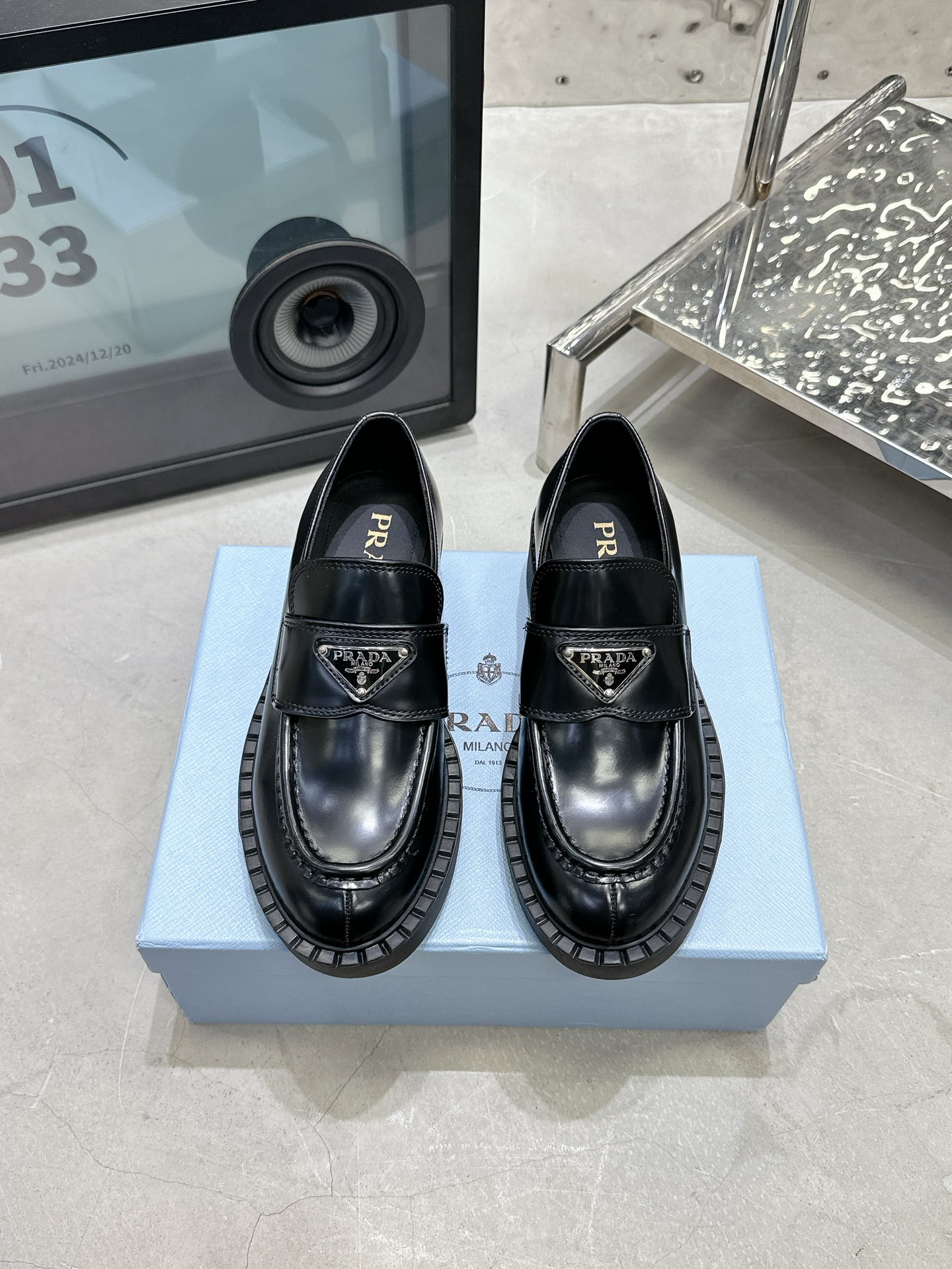 NO:693193,Prada Classic Triangle Loafers Thick-soled Casual Loafers This avant-garde and unique loafers interpret the concept of duality in the brand's aesthetic language and start a clever dialogue with the elegant glossy leather upper. It blends contradictory and opposite images, mixes and matches without losing harmony, and creates a timeless silhouette. The enameled metal triangle logo decoration shows the brand's iconic elements. Fabric: Open edge beads/patent leather Lining: Cowhide lining Outsole Original molded outsole Size 35-40 (40 customized) Price Matte black can be made for men 38-44, extremely cost-effective, no negotiation, loafers, prada, loafers, cowhide19860909Prada 经典三角标厚底休闲乐福鞋 这款前卫而别致的乐福鞋演绎品牌美学语言中的二元性理念,与考究的亮面皮革鞋面开启巧妙对话. 融汇矛盾对立的意象,混搭之间不失和谐,塑造隽永的廓形.涂珐琅金属三角形徽标装饰展现品牌标志性元素. 面料: 开边珠/漆皮 內里: 牛皮里 大底原版开模大底 码数35-40（40定做） 价格 哑光黑色可做男款38-44 、 极致性价比,不议价,乐福鞋,prada,loafers,cowhide,Women's Shoes